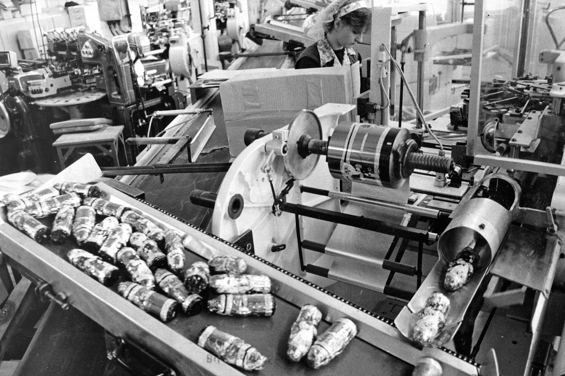Weihnachtsmänner aus der Süßwarenfabrik in Oberoderwitz (Sachsen).