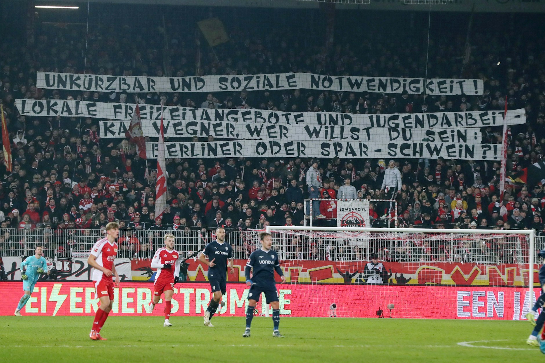 Fans des 1. FC Union machten im Spiel gegen Bochum deutlich, was sie vom Sparkurs von Berlins Regierenden Bürgermeister Kai Wegner (CDU) halten.