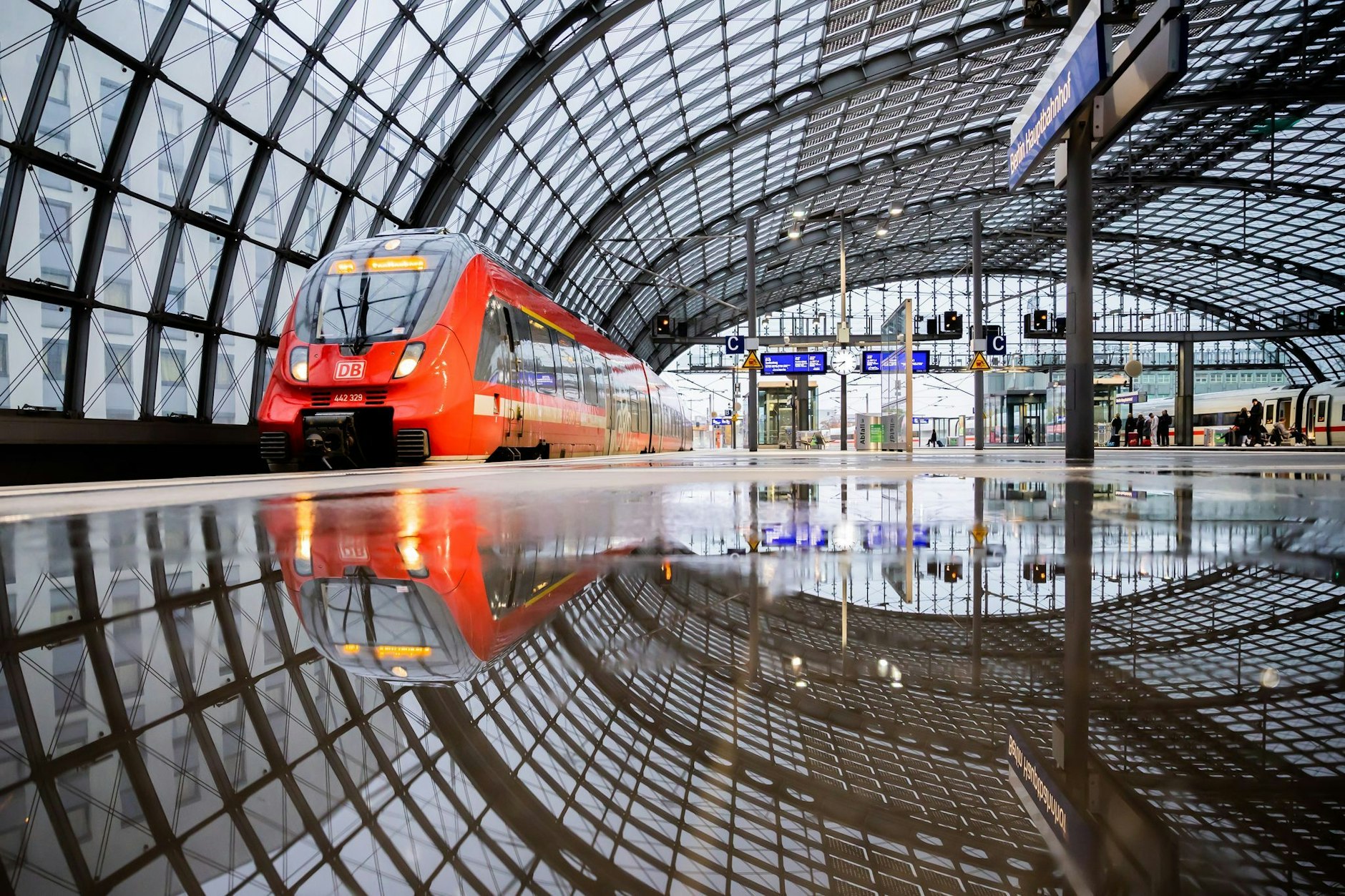 Ein Regionalzug fährt am Berliner Hauptbahnhof ein. (Symbolbild)