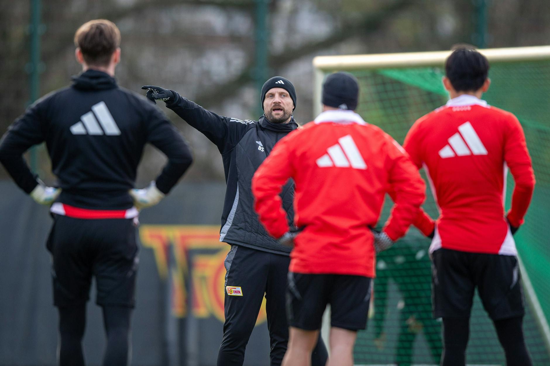 Union-Trainer Bo Svensson (45) will, dass seine Spieler den Skandal beim Spiel gegen Bochum und die Krise ausblenden und sich voll und ganz auf Bremen konzentrieren.