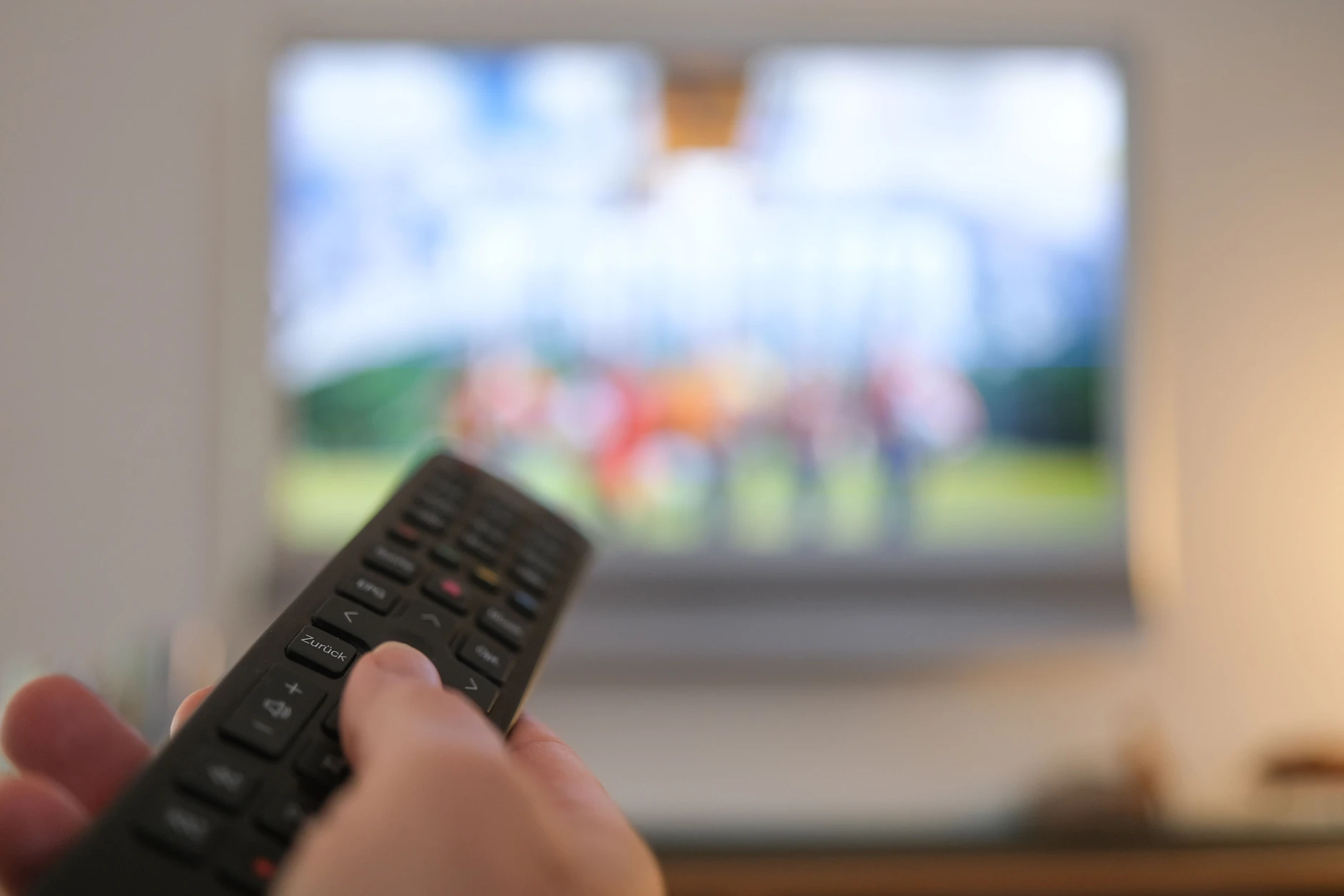 Wer noch mit SD-Standard fernsieht, wird bald keinen Empfang mehr haben. ARD und ZDF senden demnächst nur noch in HD.