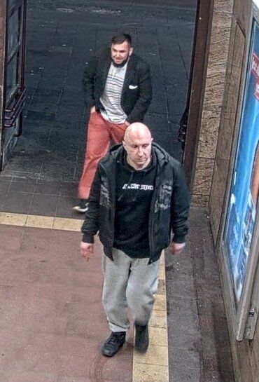 Obdachlosen am Bahnhof Zoo beraubt: Polizei fahndet nach diesen Männern