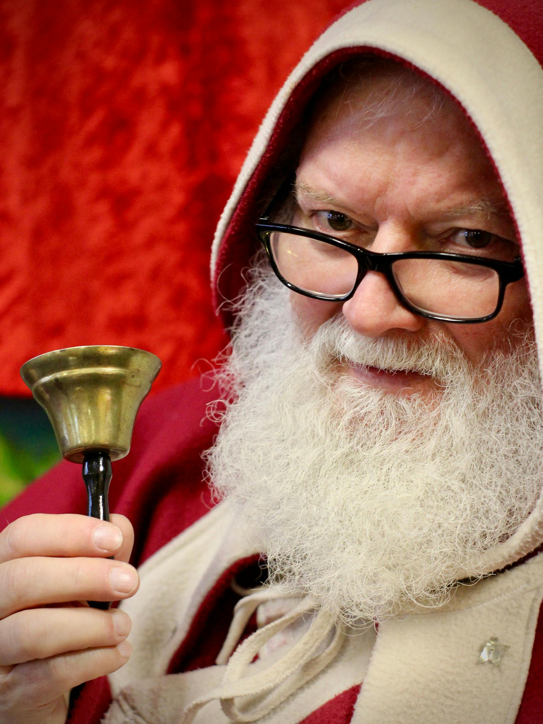 Weihnachtsmann Michael Rosensky: Mit dem Glöckchen läutet er die Bescherung ein.