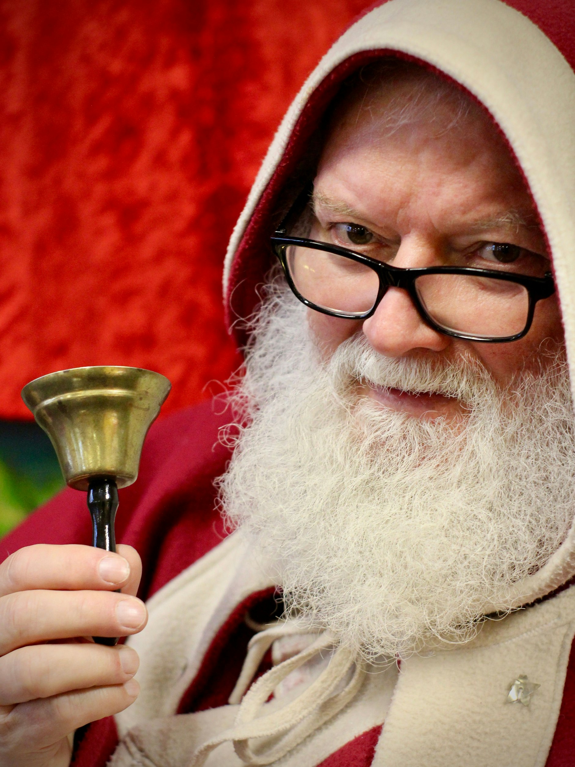 Weihnachtsmann Michael Rosensky: Mit dem Glöckchen läutet er die Bescherung ein.