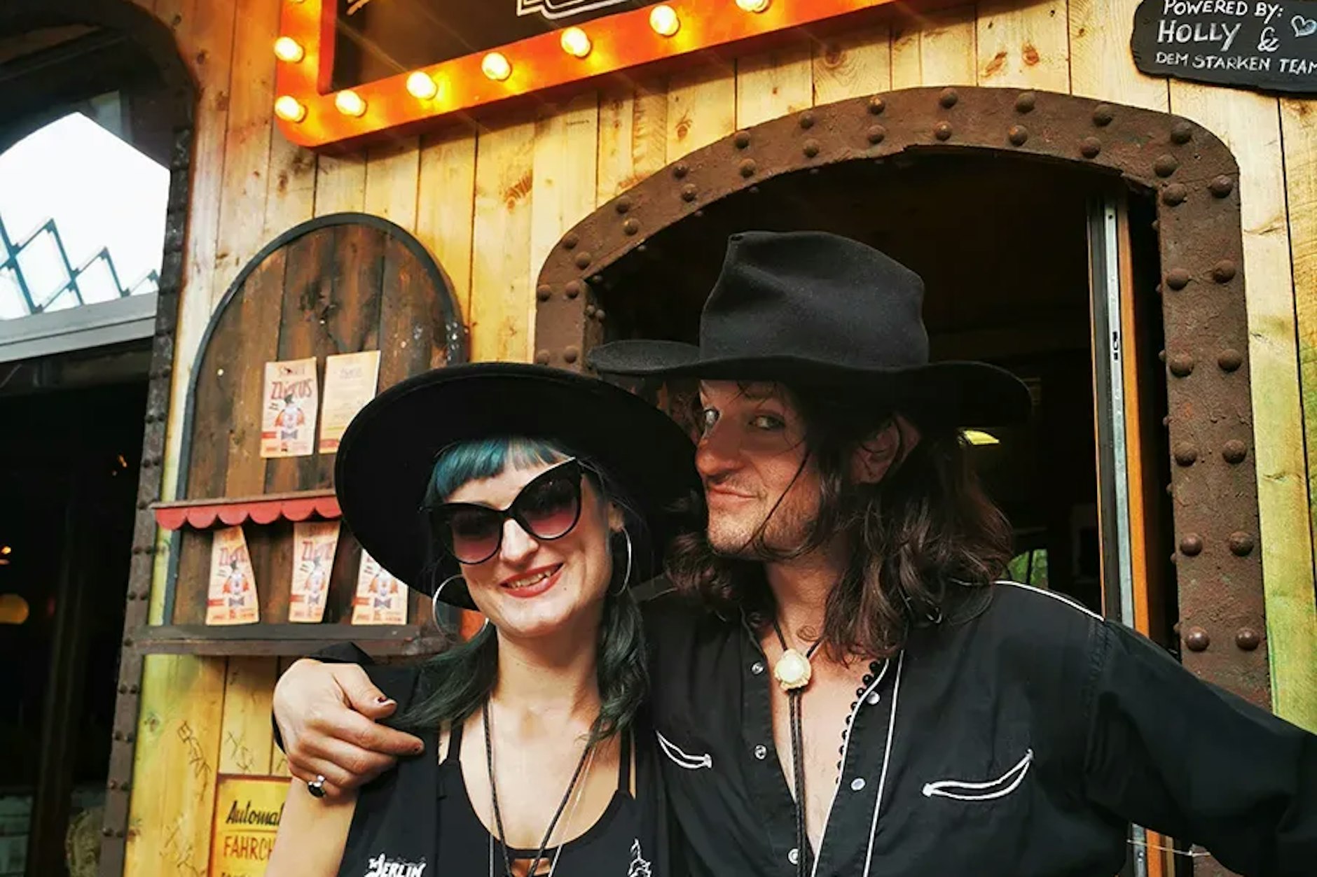 Die Burlesque-Bar „Zum starken August“ hat viele illustre Gäste und Künstler.