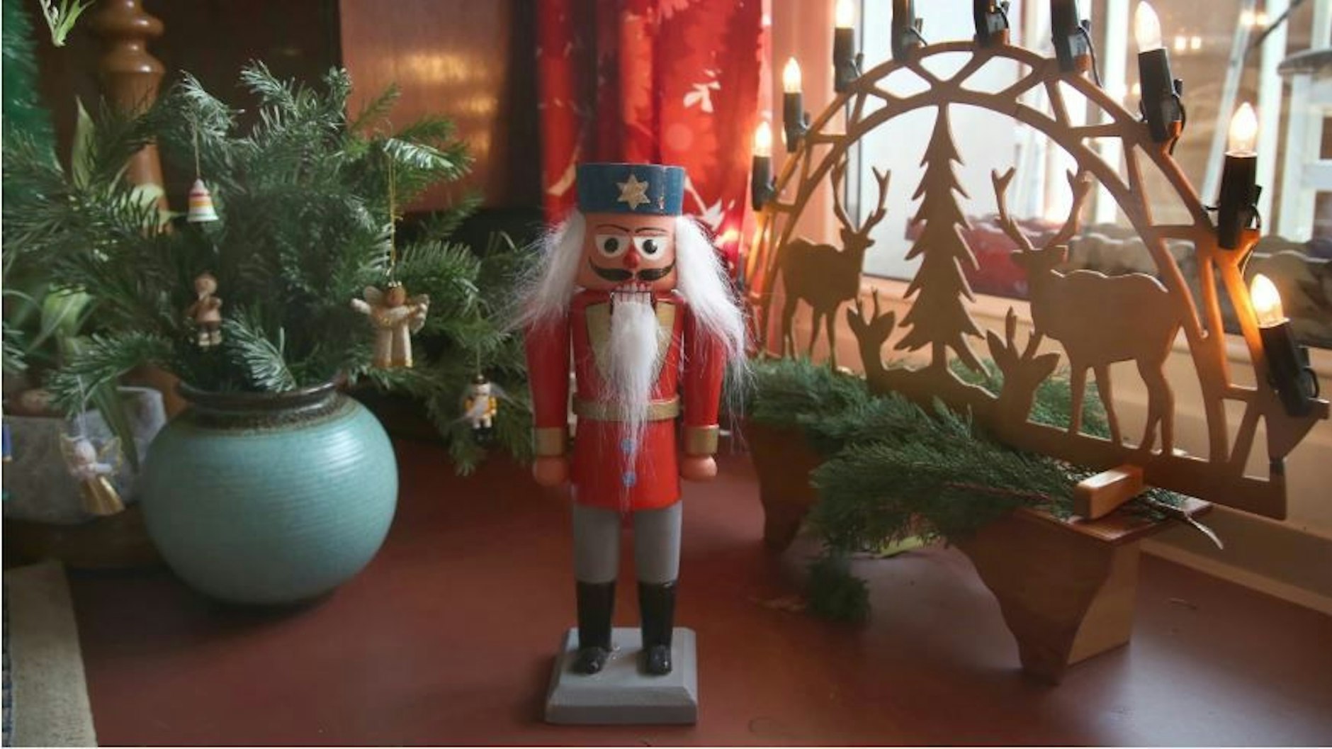 In ein weihnachtlich geschmücktes DDR-Wohnzimmer (wie hier in der DDR-Museumswohnung in Magdeburg) gehörten auch der Nussknacker und ein Schwibbogen aus dem Erzgebirge.