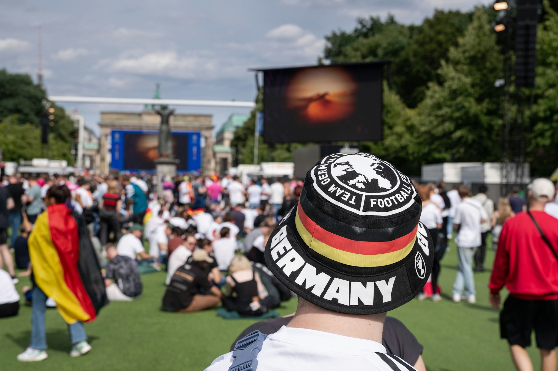 Die Fanmeile zur Fußball-EM am Brandenburger Tor in Berlin.