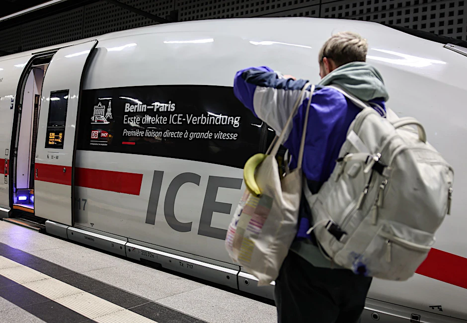 Vor der Reise noch schnell ein Foto im Berliner Hauptbahnhof. Der ICE 9590 fährt in knapp acht Stunden von der deutschen in die französische Hauptstadt – über Frankfurt und Straßburg.