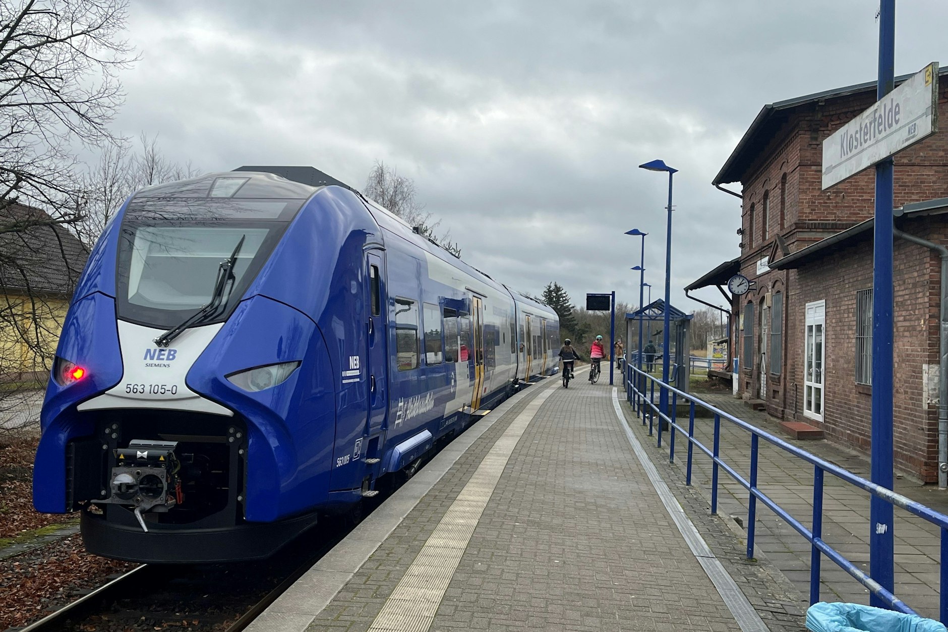 Ein Siemens Mireo Plus H macht Pause auf der Heidekrautbahn in Klosterfelde. Am 15. Dezember feiern die Wasserstoffzüge ihre Premiere in Berlin und Brandenburg. Sie bieten weniger Sitzplätze als frühere Fahrzeuge.