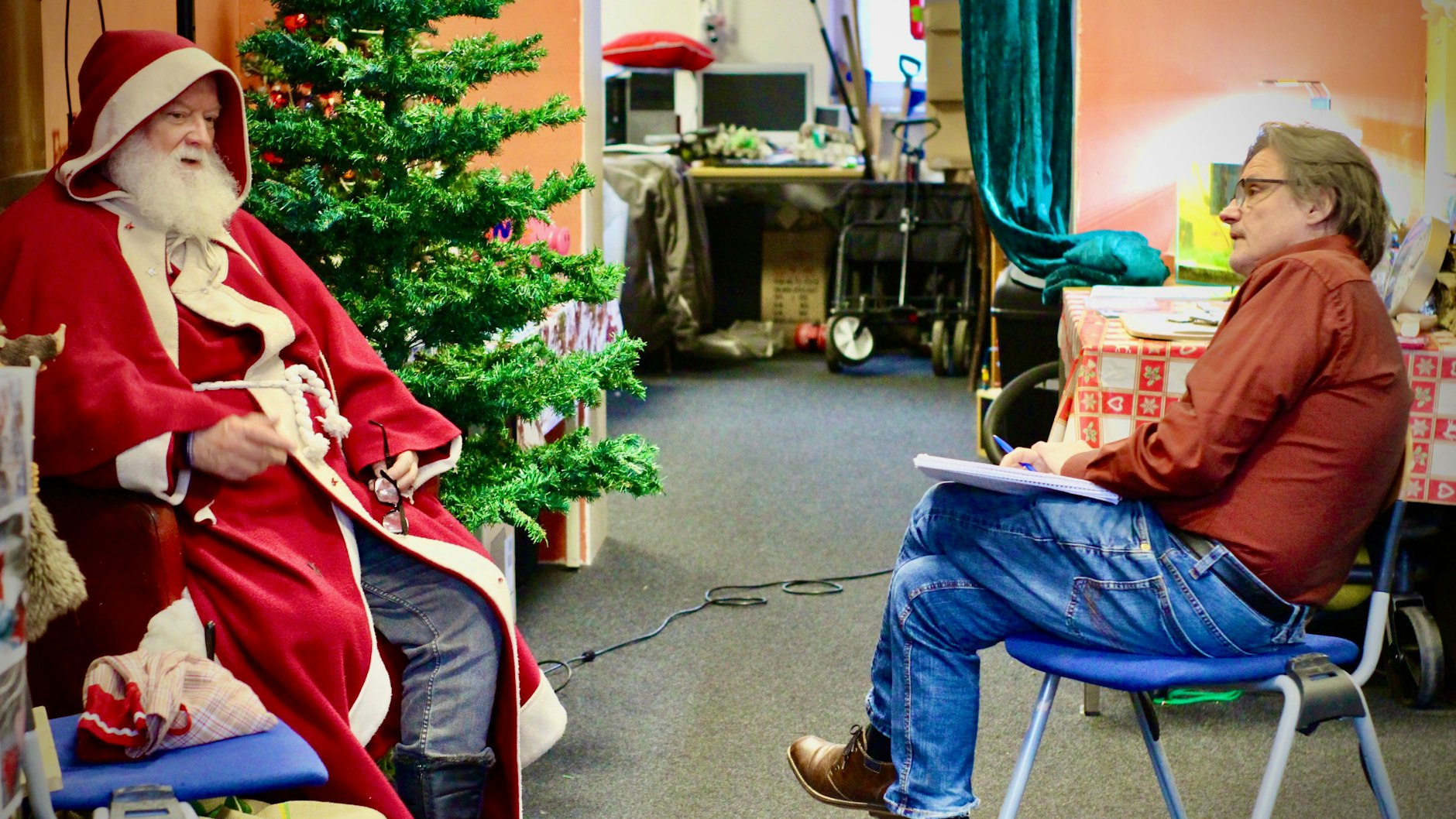 Im Puppenspieltheater in Berlin-Hellersdorf traf sich KURIER-Reporter Norbert Koch-Klaucke mit dem Weihnachtsmann zum Interview.