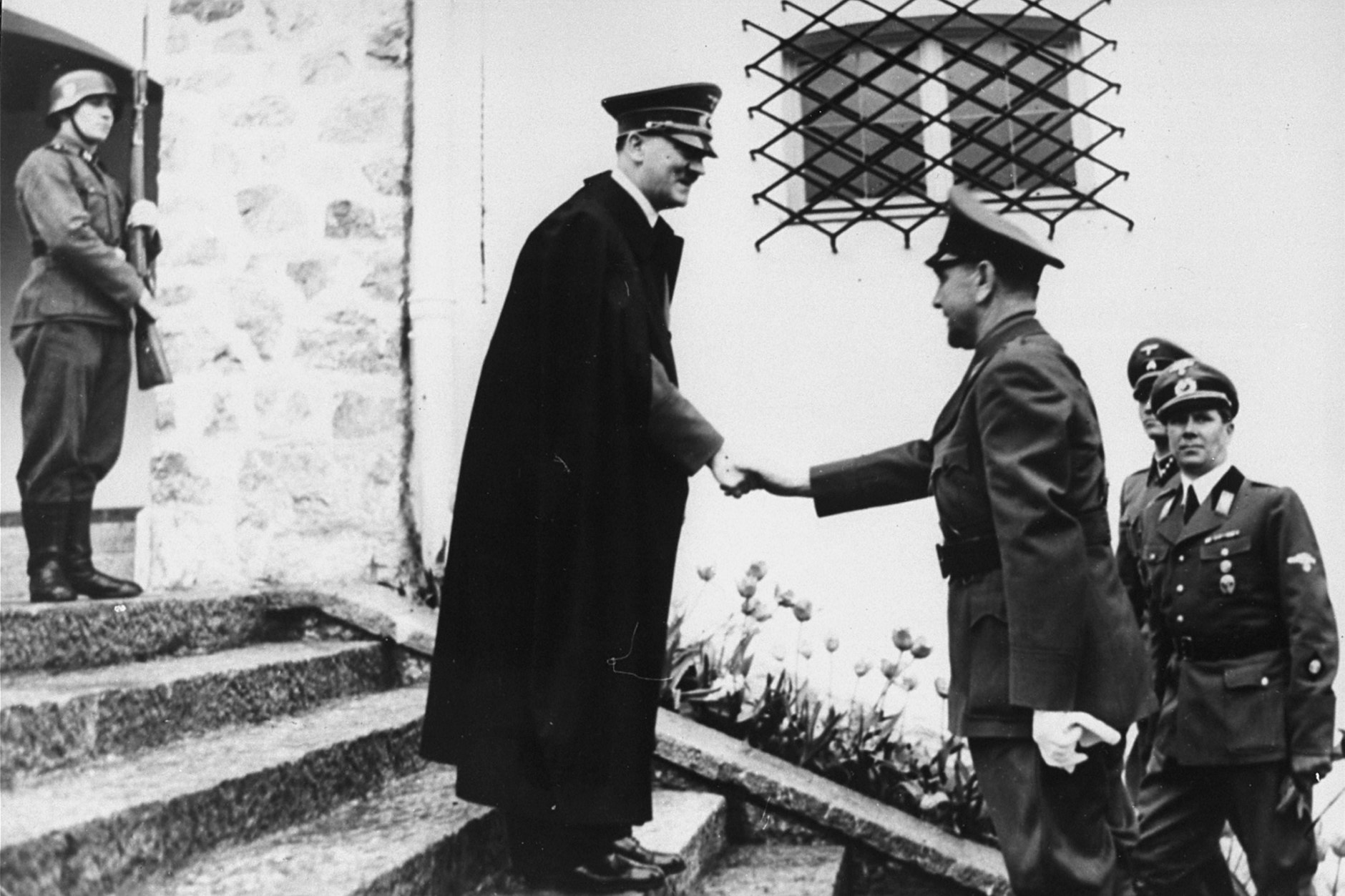Hitler mit Ante Pavelić, faschistischer&nbsp;Diktator&nbsp;des&nbsp;Unabhängigen Staates Kroatien, im Jahr 1941