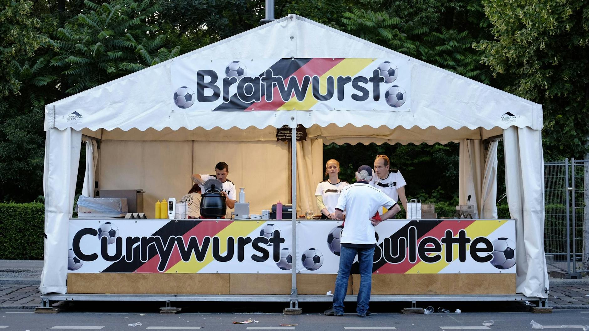 Ein Würstchenstand auf der Fanmeile in Berlin.