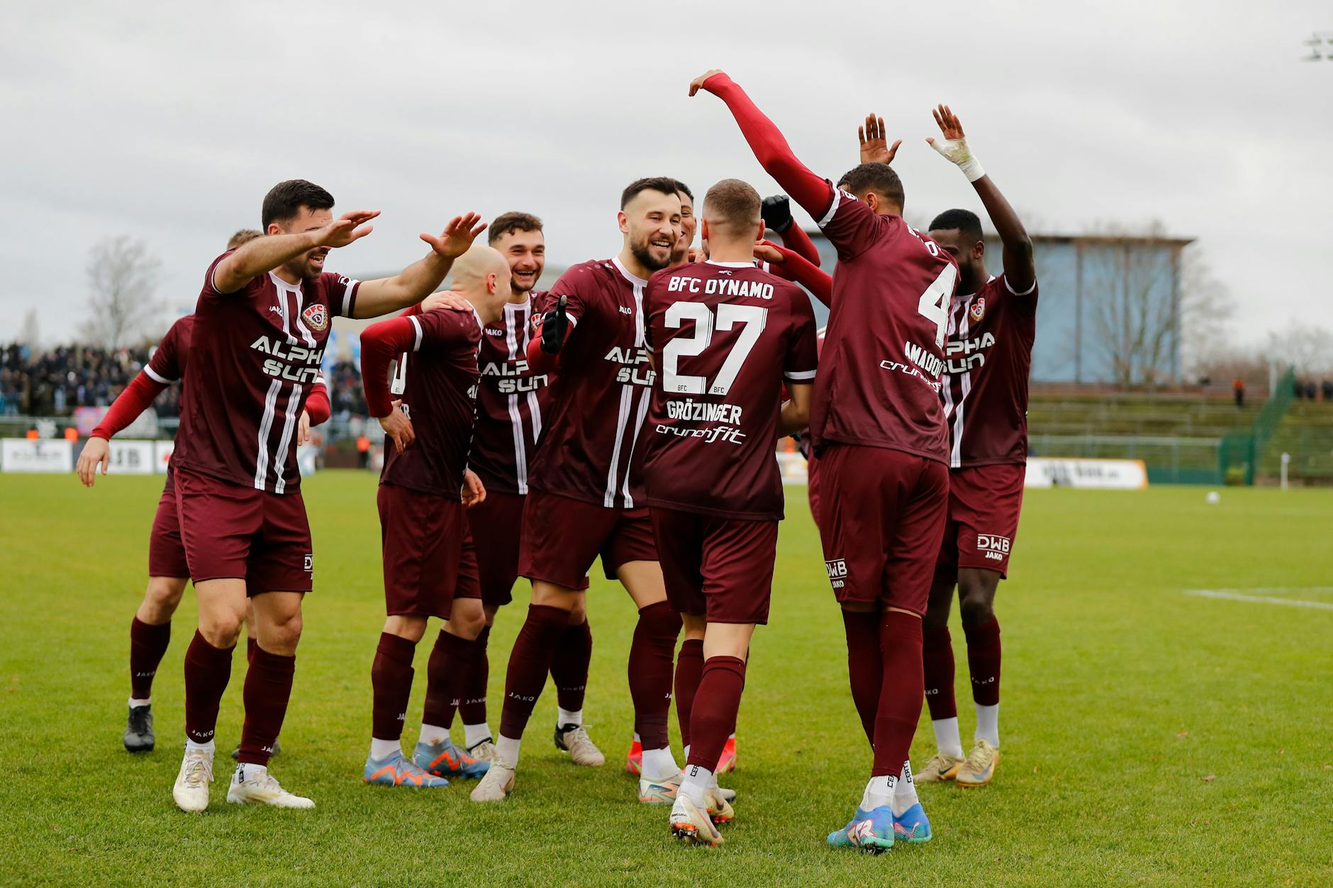 BFC-Freude satt: Eckentorschütze David Grözinger (Nr. 27) wird von der Dynamo-Jubeltraube empfangen.