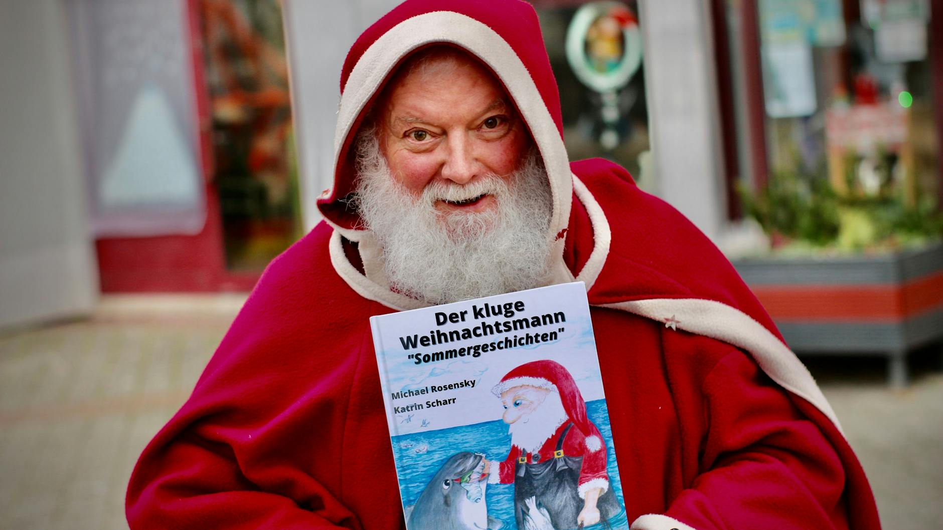 Was macht der Weihnachtsmann eigentlich im Sommer? Michael Rosensky hat es für sein Kinderbuch aufgeschrieben, das im Handel erhältlich ist.