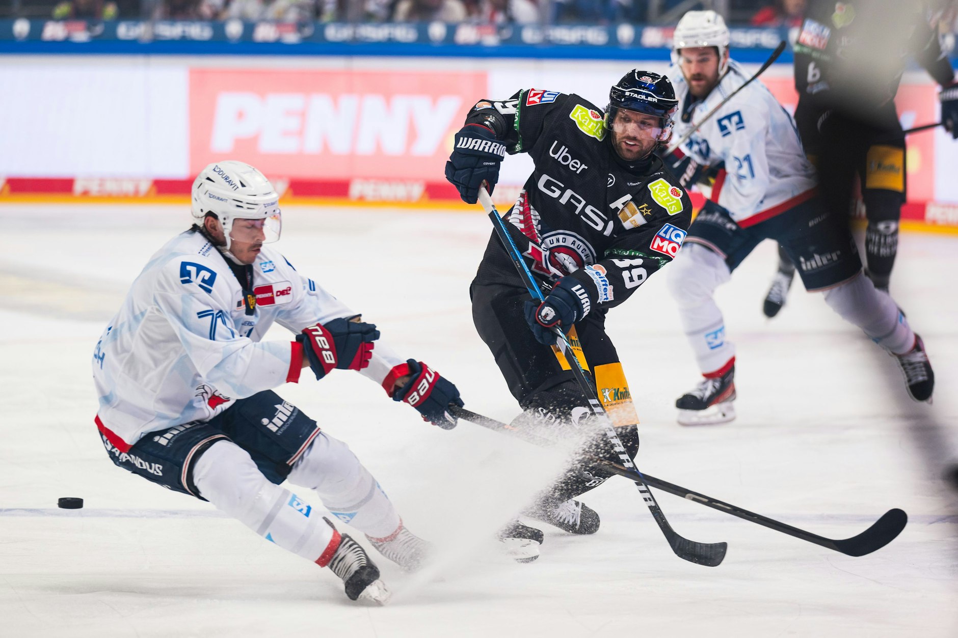 Eisbär Zach Boychuk (rechts) im Zweikampf mit dem Mannheimer Daniel Fischbuch.