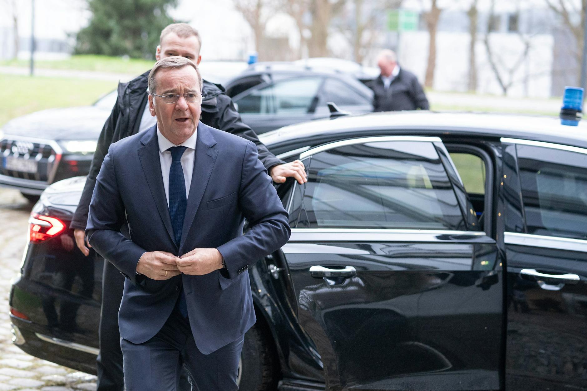 Sicherheitsbeamte mussten sich um das Pannenfahrzeug von Pistorius kümmern.