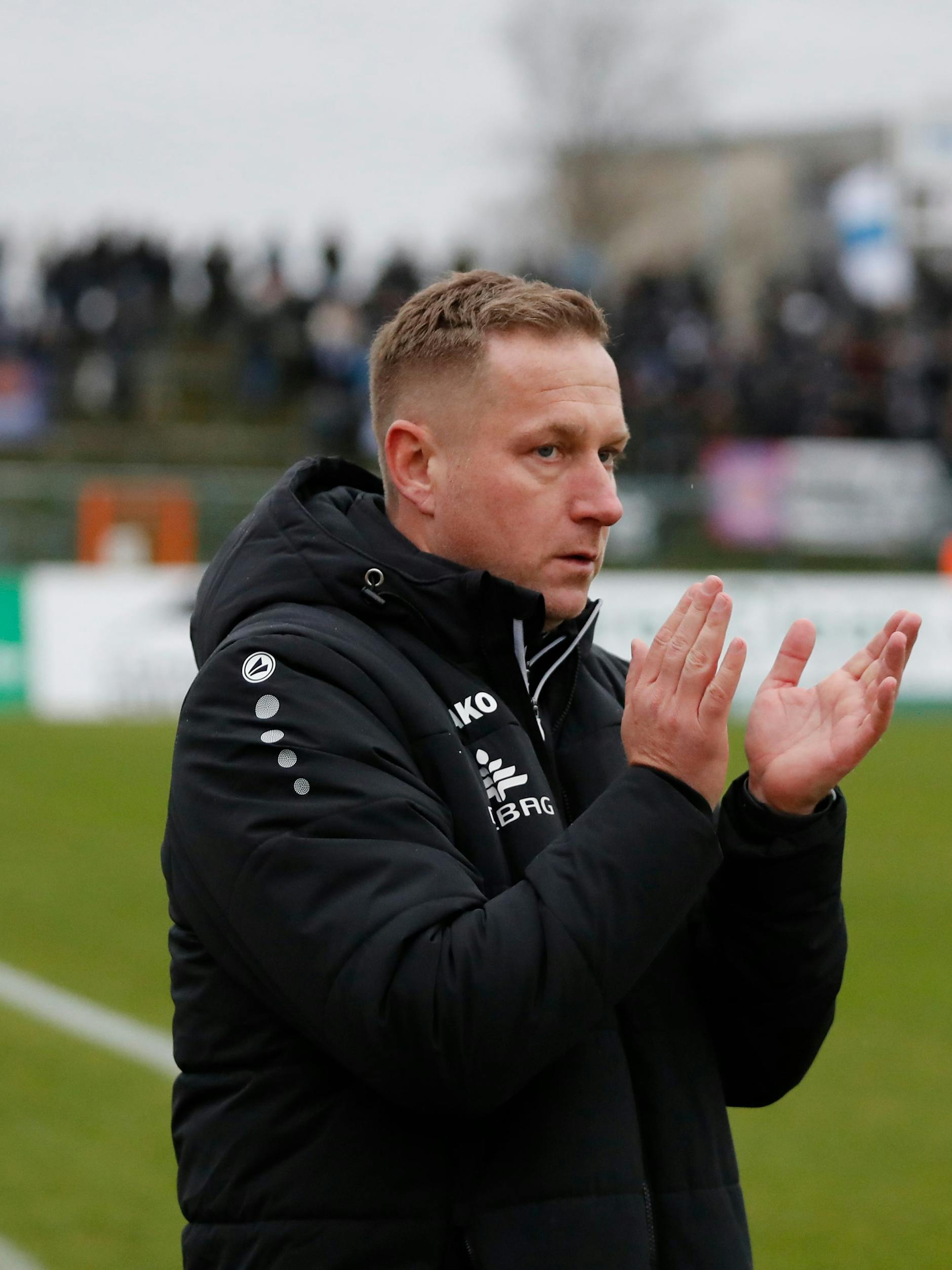 Trainer Dennis Kutrieb klatscht seinen Dynamos Beifall.
