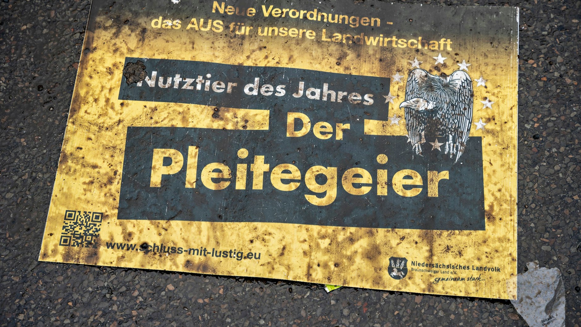 Der Pleitegeier hält Berlin am Boden.