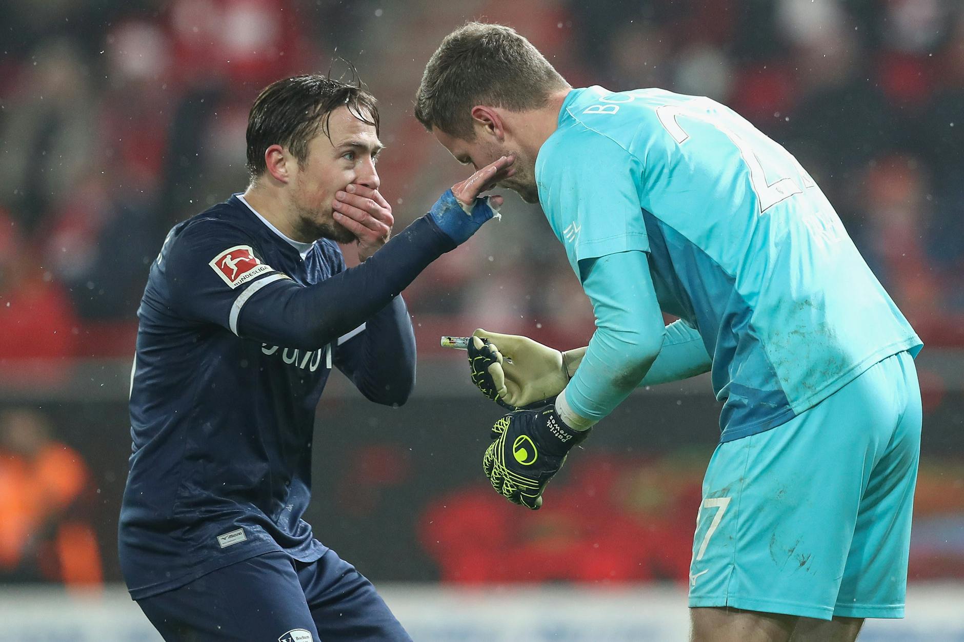 Bochum-Keeper Drewes wird vom 1. FC Union vorgeworfen, nach dem Feuerzeug-Wurf eine Schauspieleinlage mit Mitspieler Passlack abgesprochen zu haben.