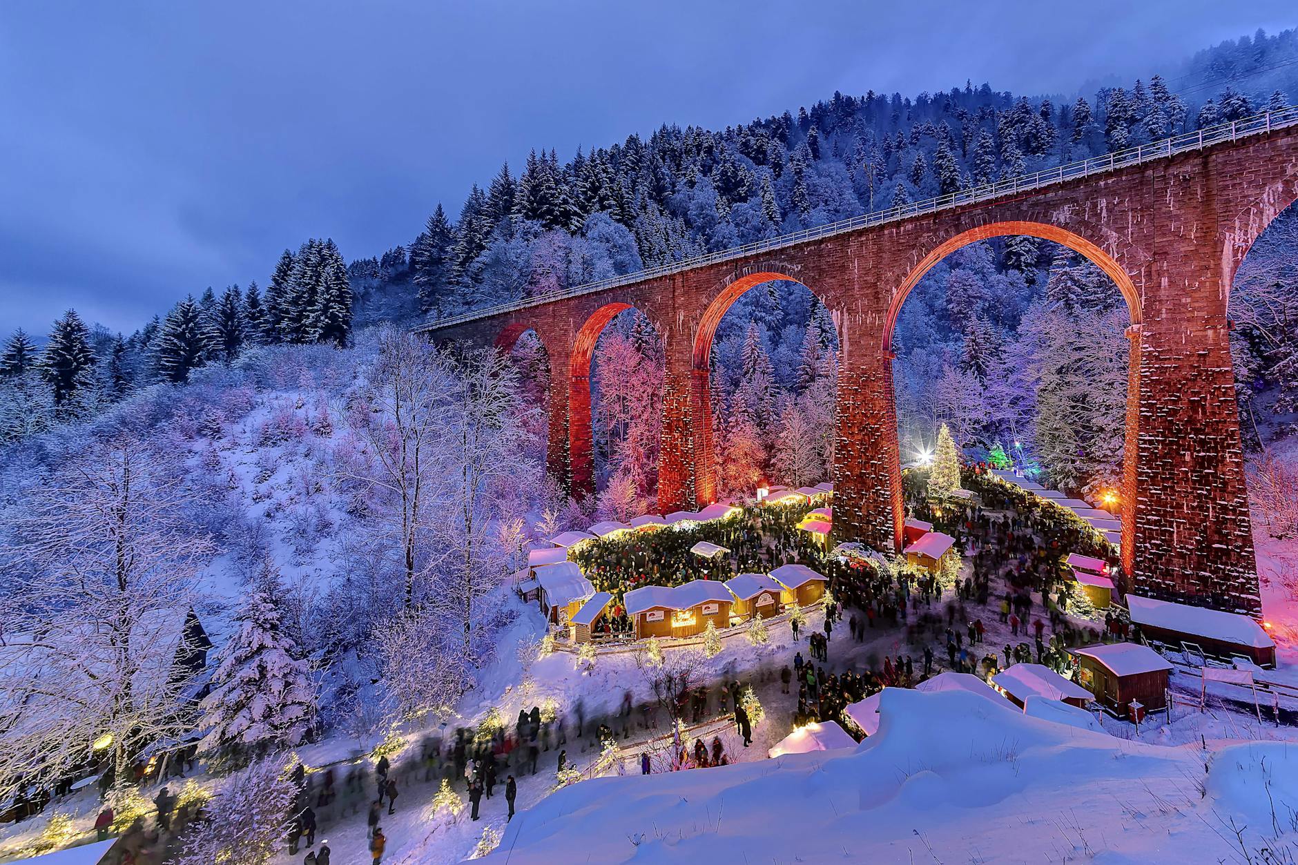 Im Schnee nochmal schöner: Der Weihnachtsmarkt in der Ravennaschlucht, hier verschneit im Jahr 2017.