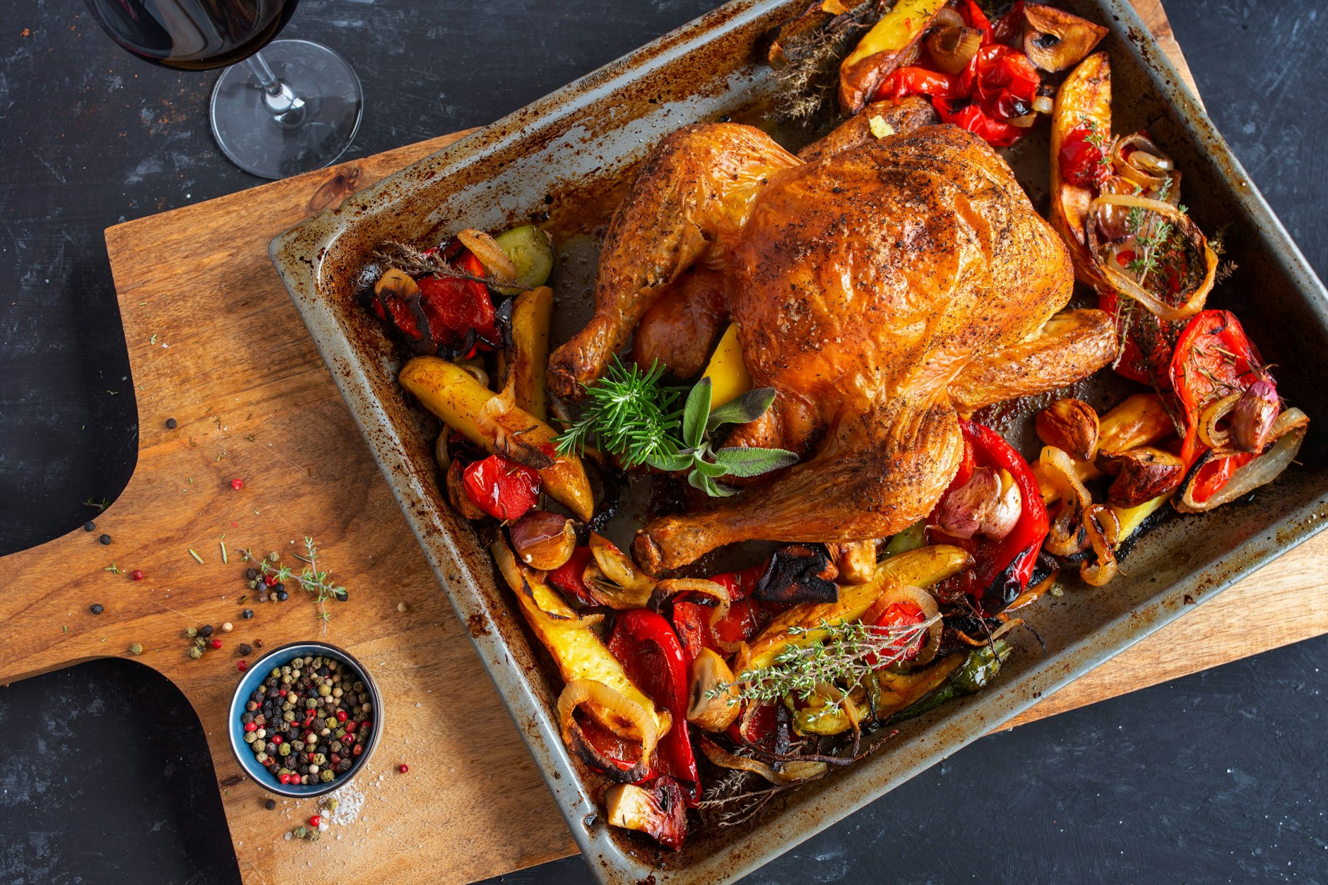 Festlicher Hähnchenbraten mit winterlichem Ofengemüse – Ein einfaches Weihnachtsgericht für unter 10 Euro!