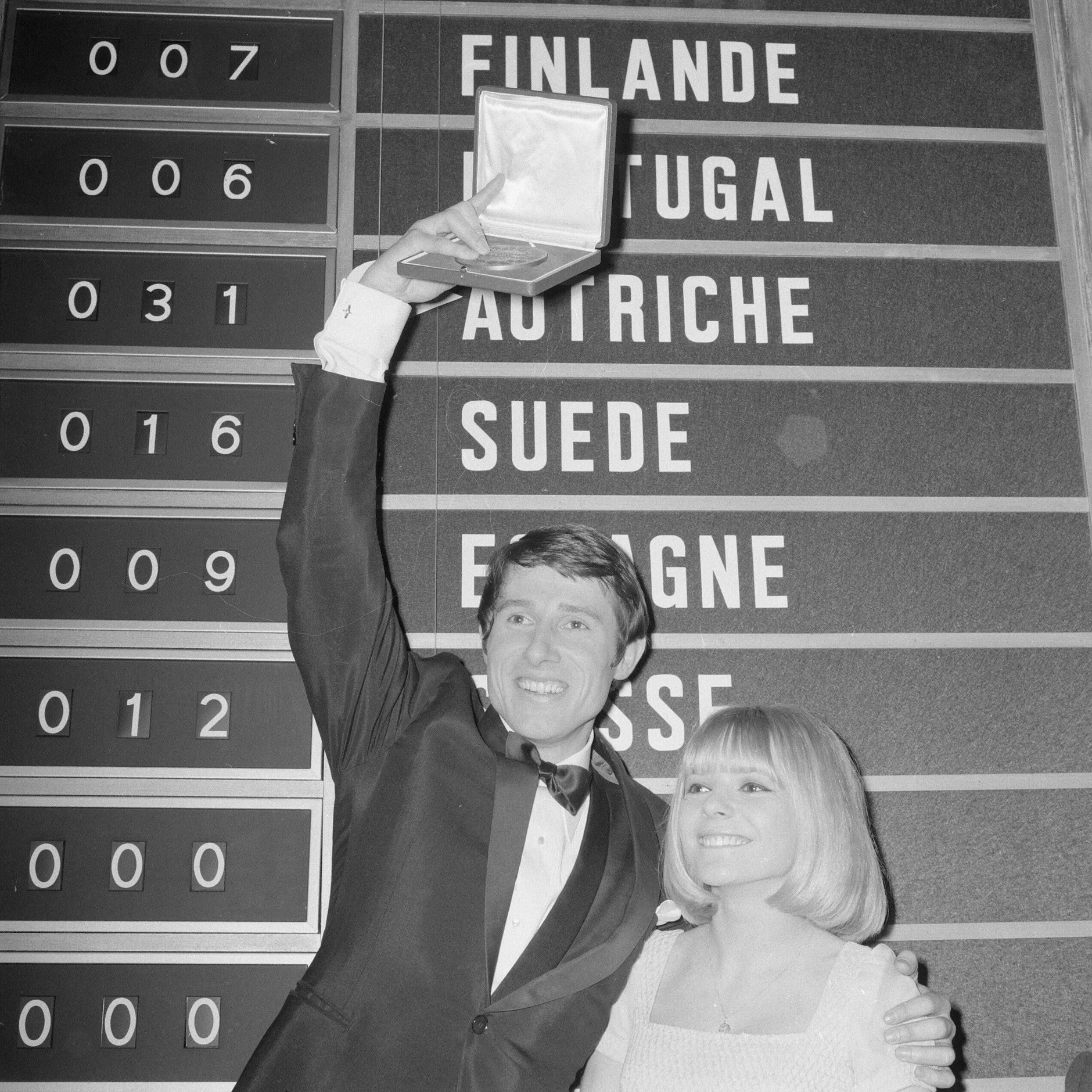 Udo Jürgens gewinnt 1966 den Eurovision Song Contest. Vorjahressiegern France Gall freut sich mit ihm.