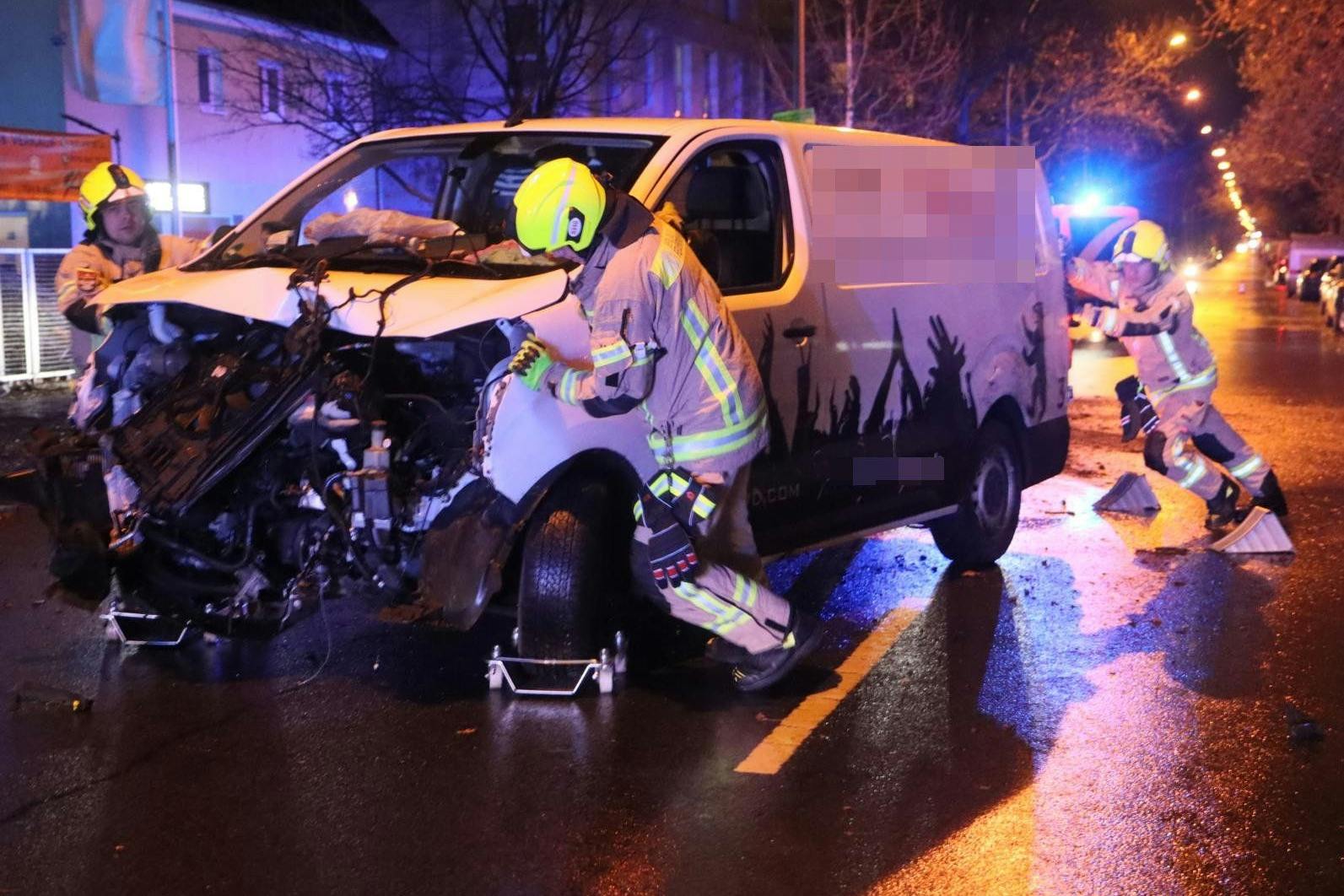 Der Mann fuhr volltrunken gegen einen Baum in Altglienicke. Das Fahrzeug wurde wieder zurück auf die Straße geschleudert.