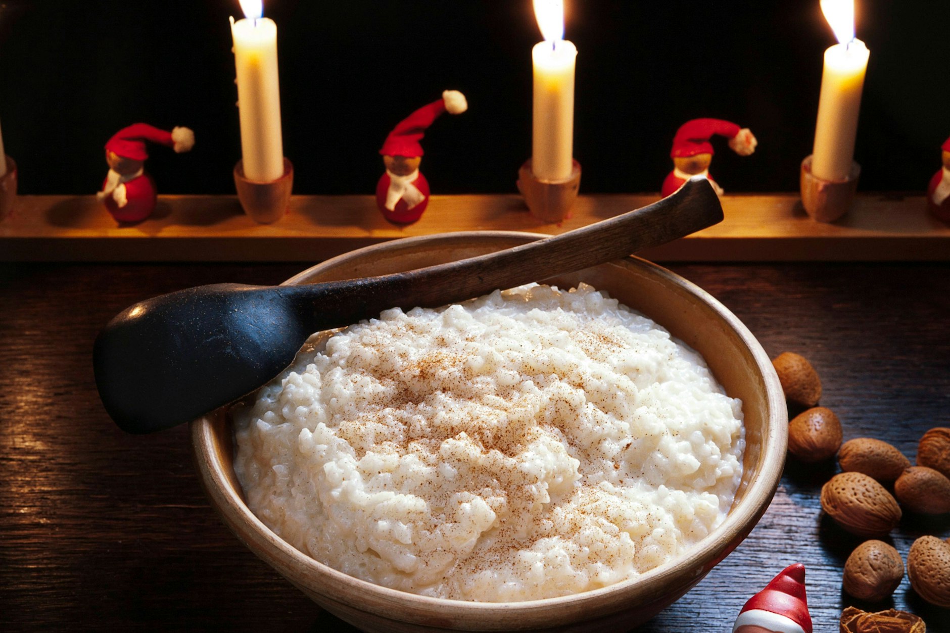 Rezept: Risgrynsgröt/ Milchreis lässt sich auch gut vorbereiten. Einfach vor dem Servieren nochmals langsam aufwärmen und bei Bedarf einen Schuss Milch unterrühren, damit er wieder schön cremig wird.