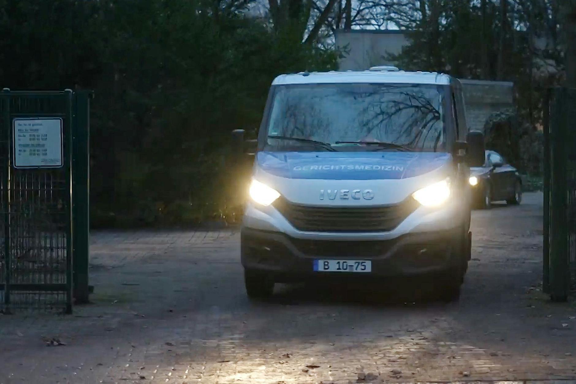 Ein Fahrzeug der Gerichtsmedizin verlässt einen Friedhof in Berlin-Neukölln. Dort wurde eine Leiche ausgegraben. Ist es das neunte Opfer des Berliner Mörder-Arztes?