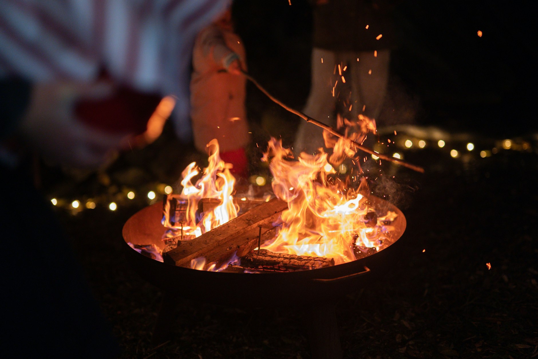Die Naturschutzstation Hahneberg in Spandau lädt zum weihnachtlichen Upcycling am Lagefeuer ein.