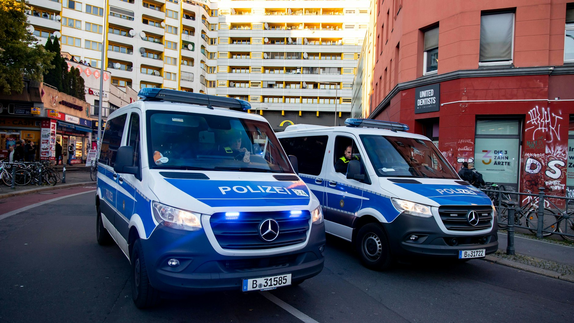 Auch rund ums Kottbusser Tor in Berlin kontrolliert die Polizei das Waffenverbot.
