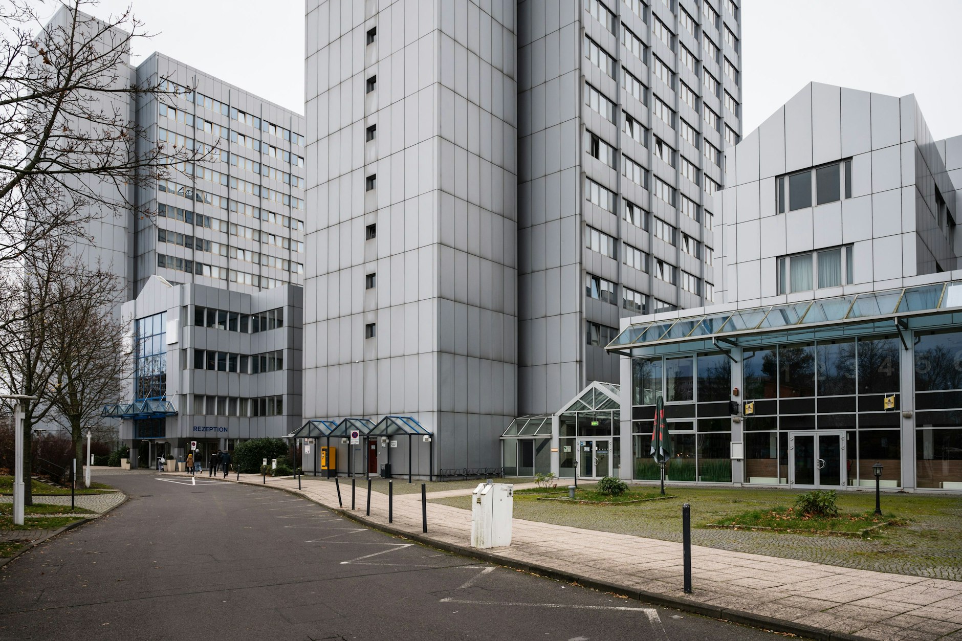 Das City-Hotel Berlin East in Lichtenberg wurde zu einer Flüchtlingsunterkunft umgewidmet. Ein weiterer Standort in Neu-Hohenschönhausen wird nun nicht für Geflüchtete genutzt, stattdessen wird eine Schule gebaut.