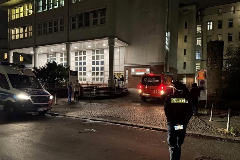 Polizei-Foto des Eingangsbereichs des Klinikgebäudes