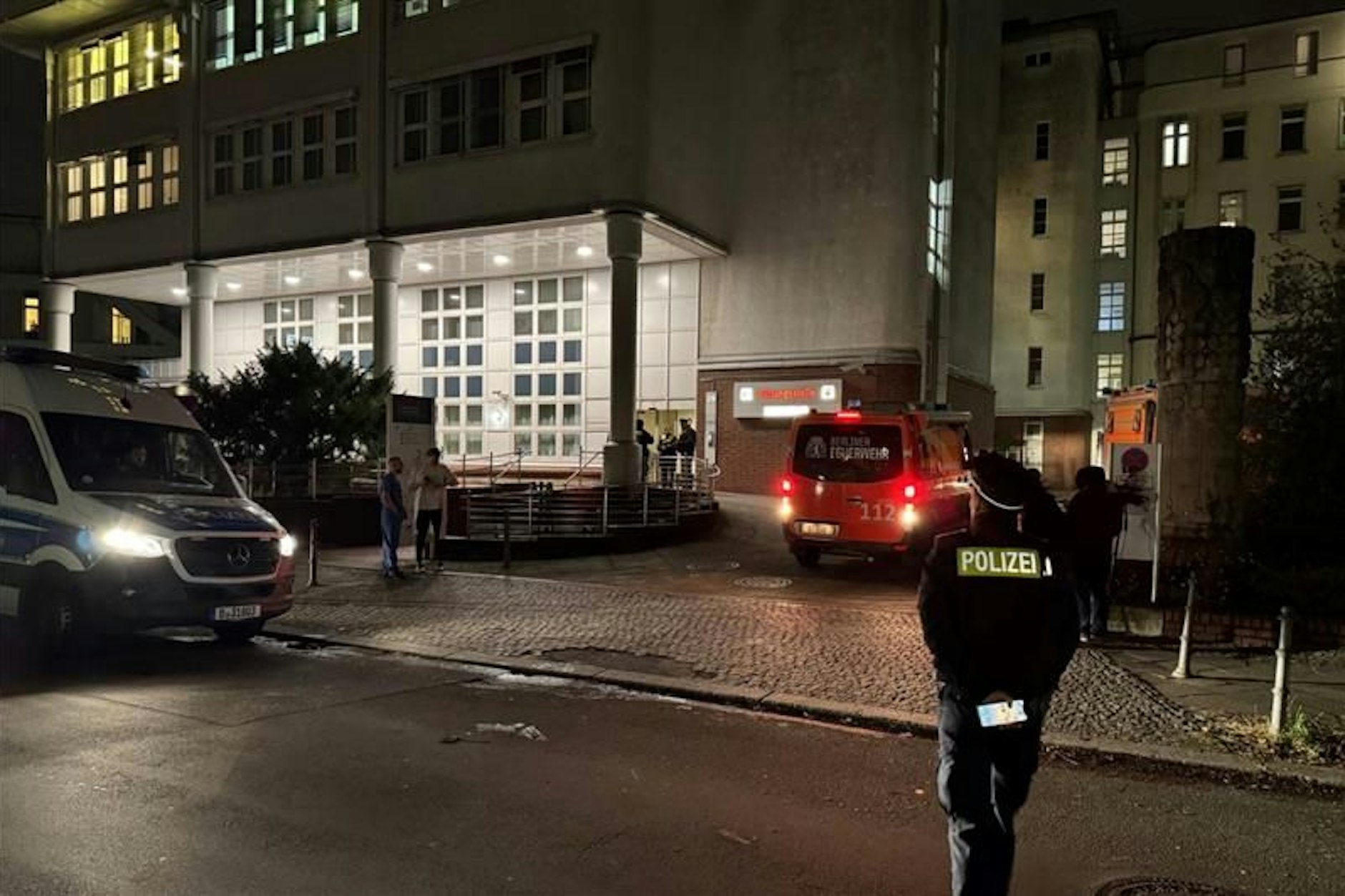 Polizei-Foto des Eingangsbereichs des Klinikgebäudes