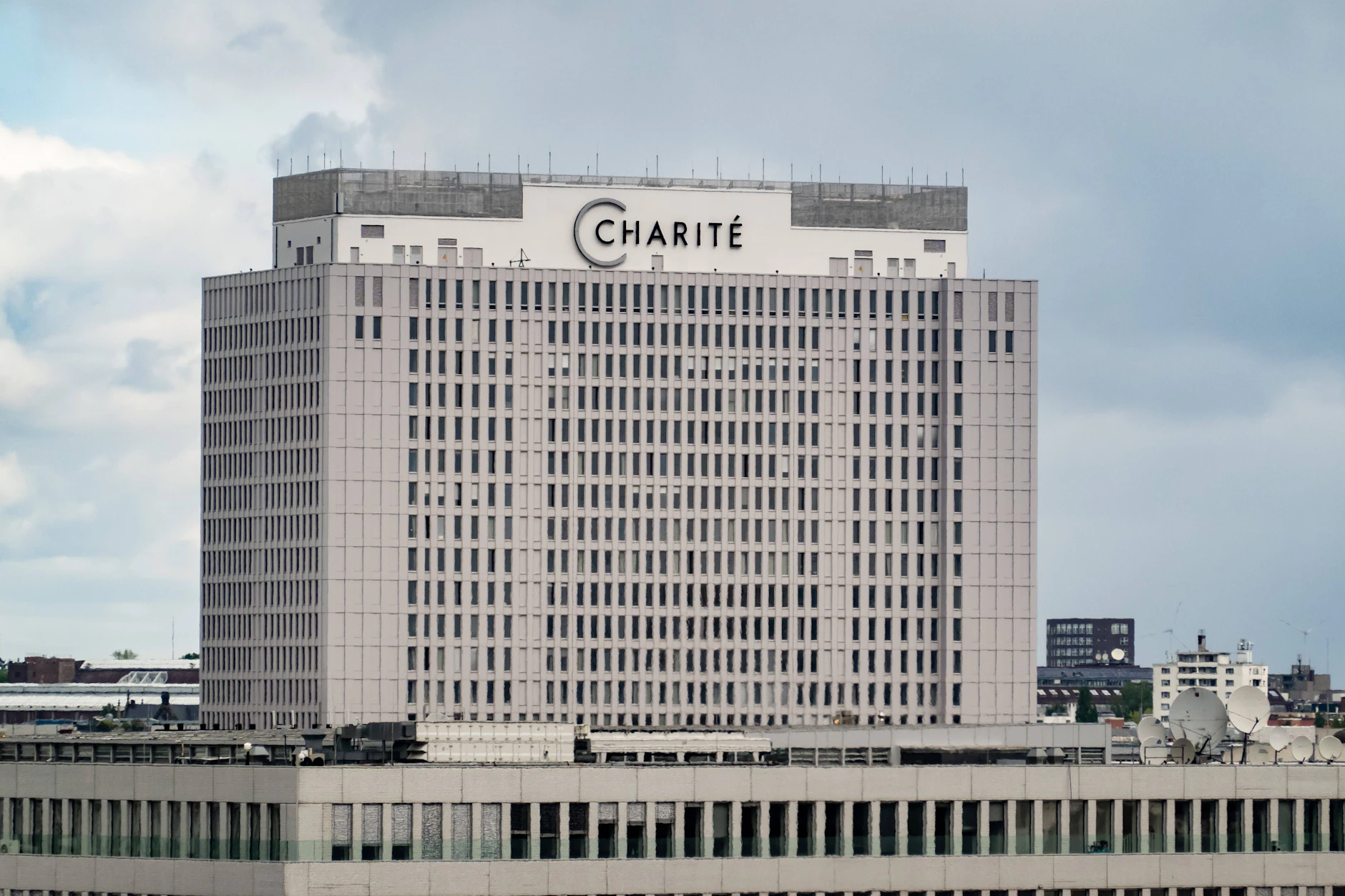 Das Gebäude der Charite gesehen aus dem Reichstag. Hier wird die Frau, die glaubt, Opfer eines Giftanschlags zu sein, untersucht.