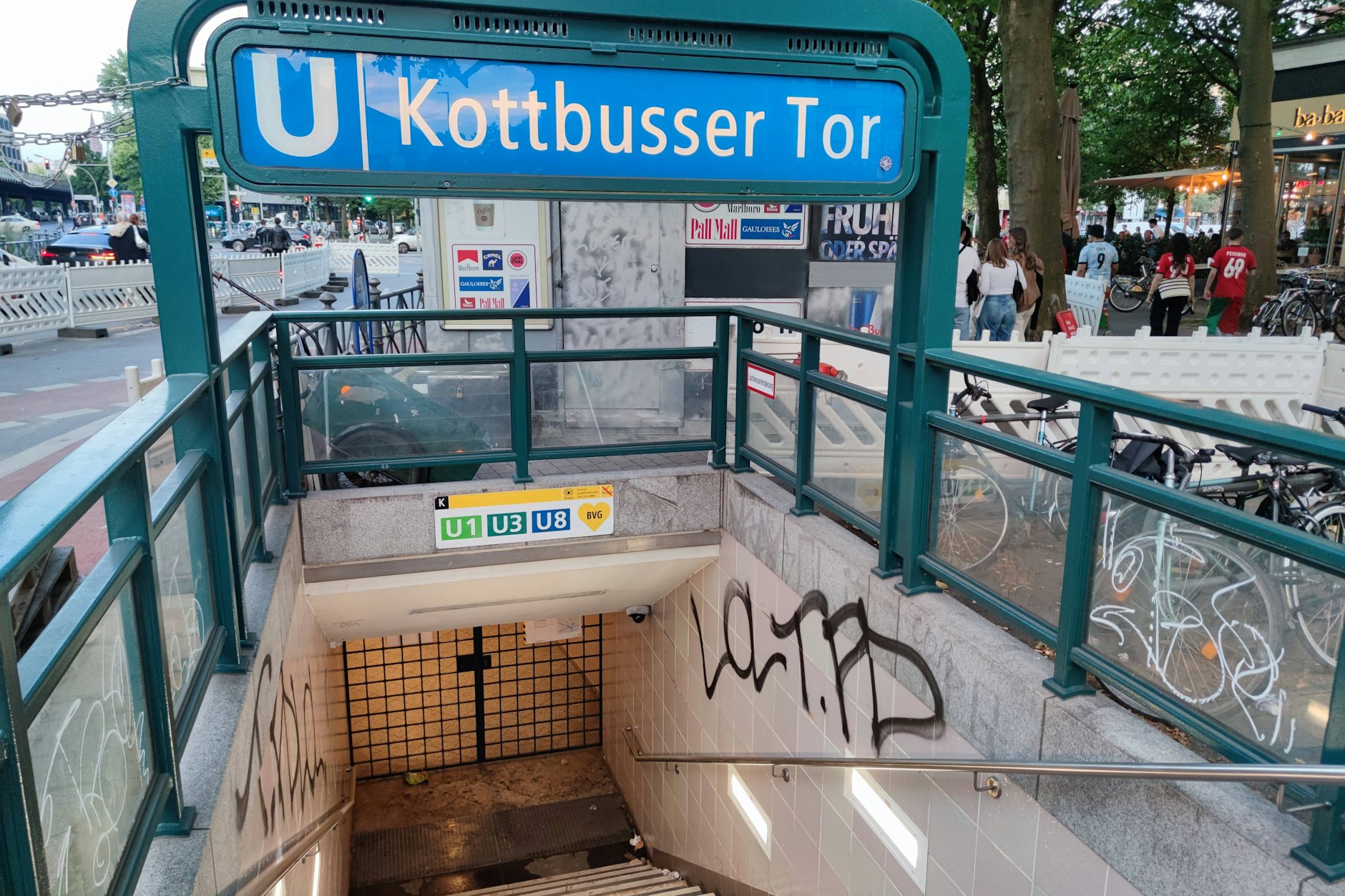Berlin, 22.06.2024 – Der U-Bahnhof Kottbusser Tor: Ein tödliches Verbrechen erschütterte Kreuzberg. Ein 26-jähriger Mann wurde erstochen aufgefunden.