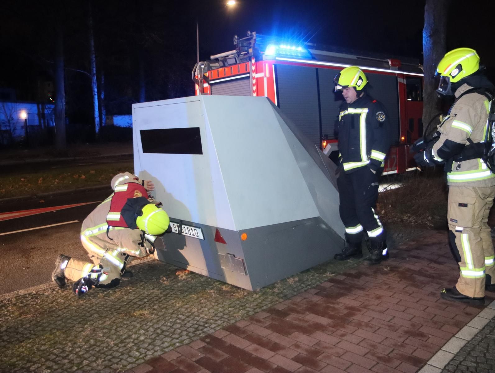 Unbekannte wollen Blitzeranhänger in Gropiusstadt abfackeln