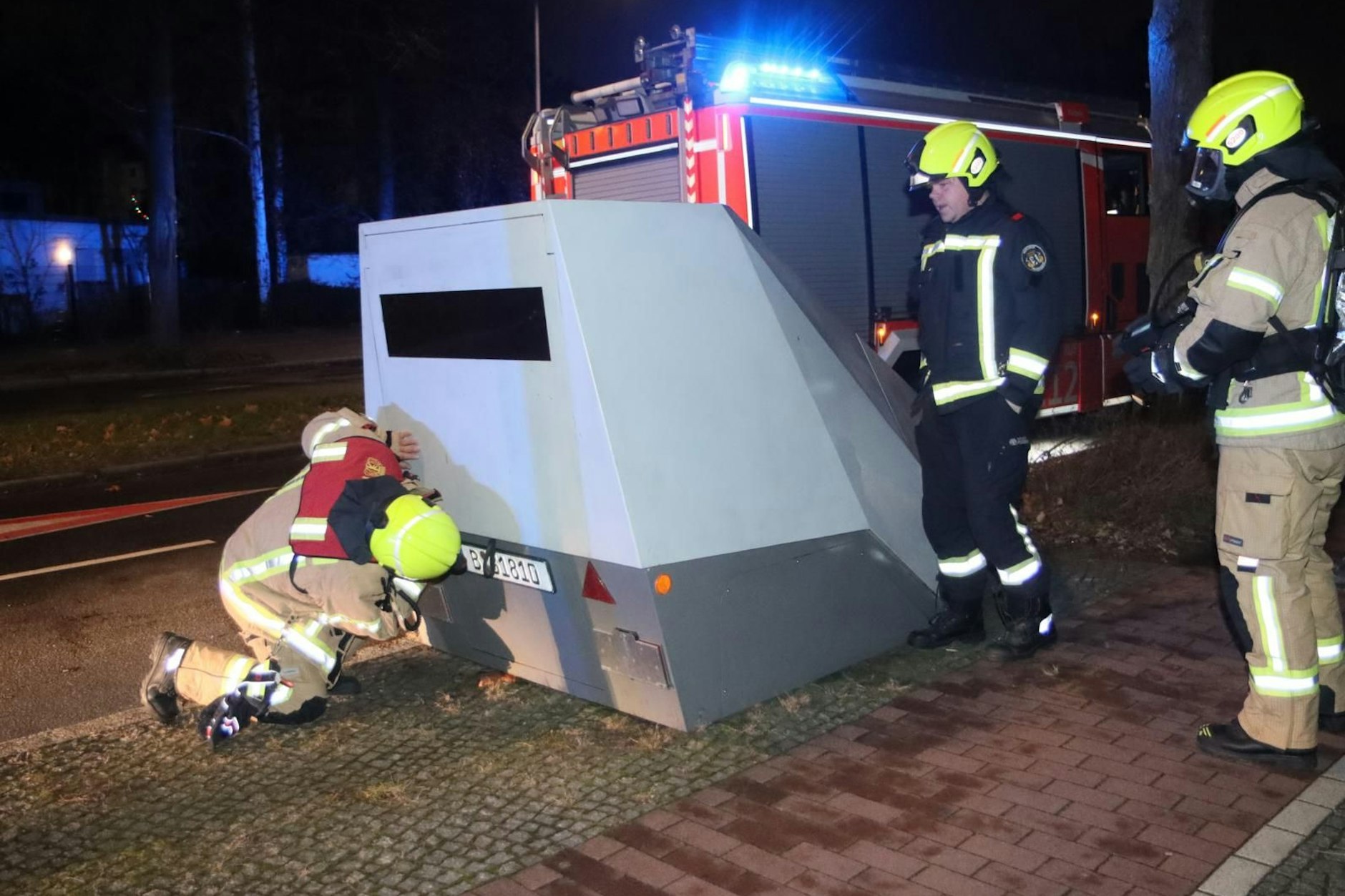 Selbst die Feuerwehr durfte den teuren Blitzer auf keinen Fall öffnen, da er gut gegen Vandalismus geschützt ist.