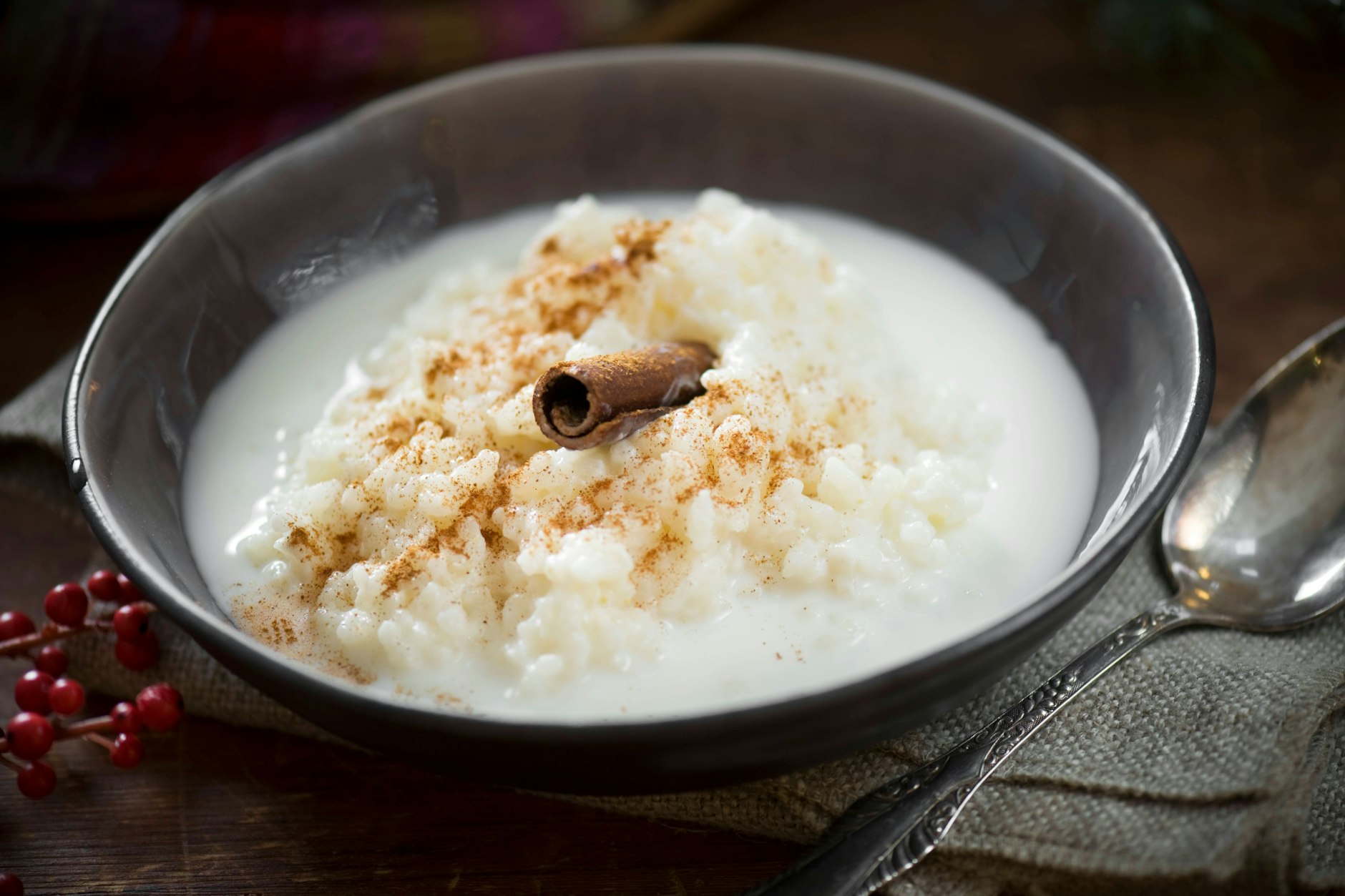 Der Klassiker: Der Milchreis wird warm serviert und mit einer Mischung aus Zimt und Zucker bestreut. Dazu gibt es häufig einen Klecks Butter in der Mitte, der langsam schmilzt. Milch wird natürlich als Beilage dazu gegossen.