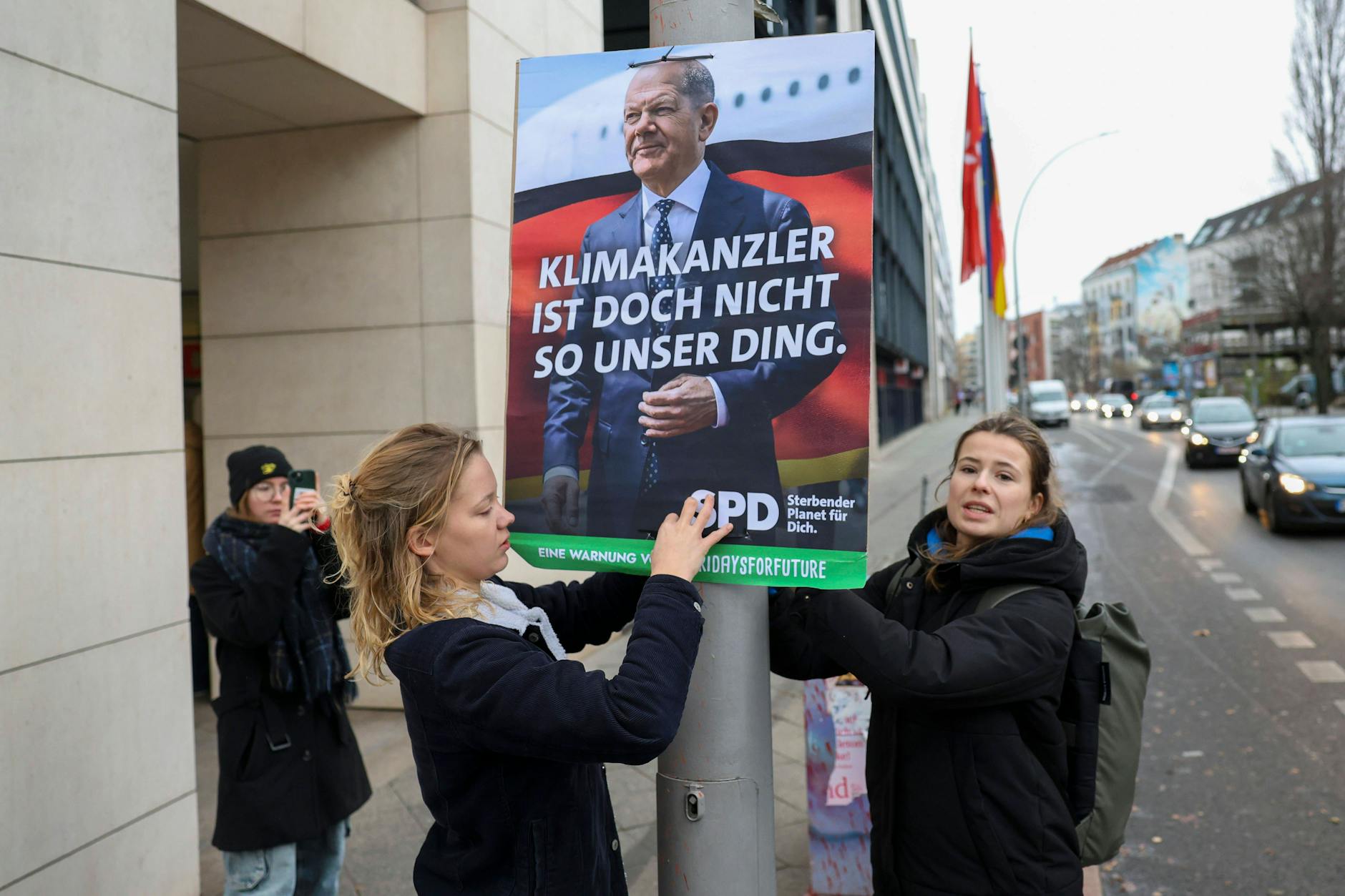 Luisa Neubauer und Mitstreiterin Carla Reemtsma während ihrer Guerillaaktion.