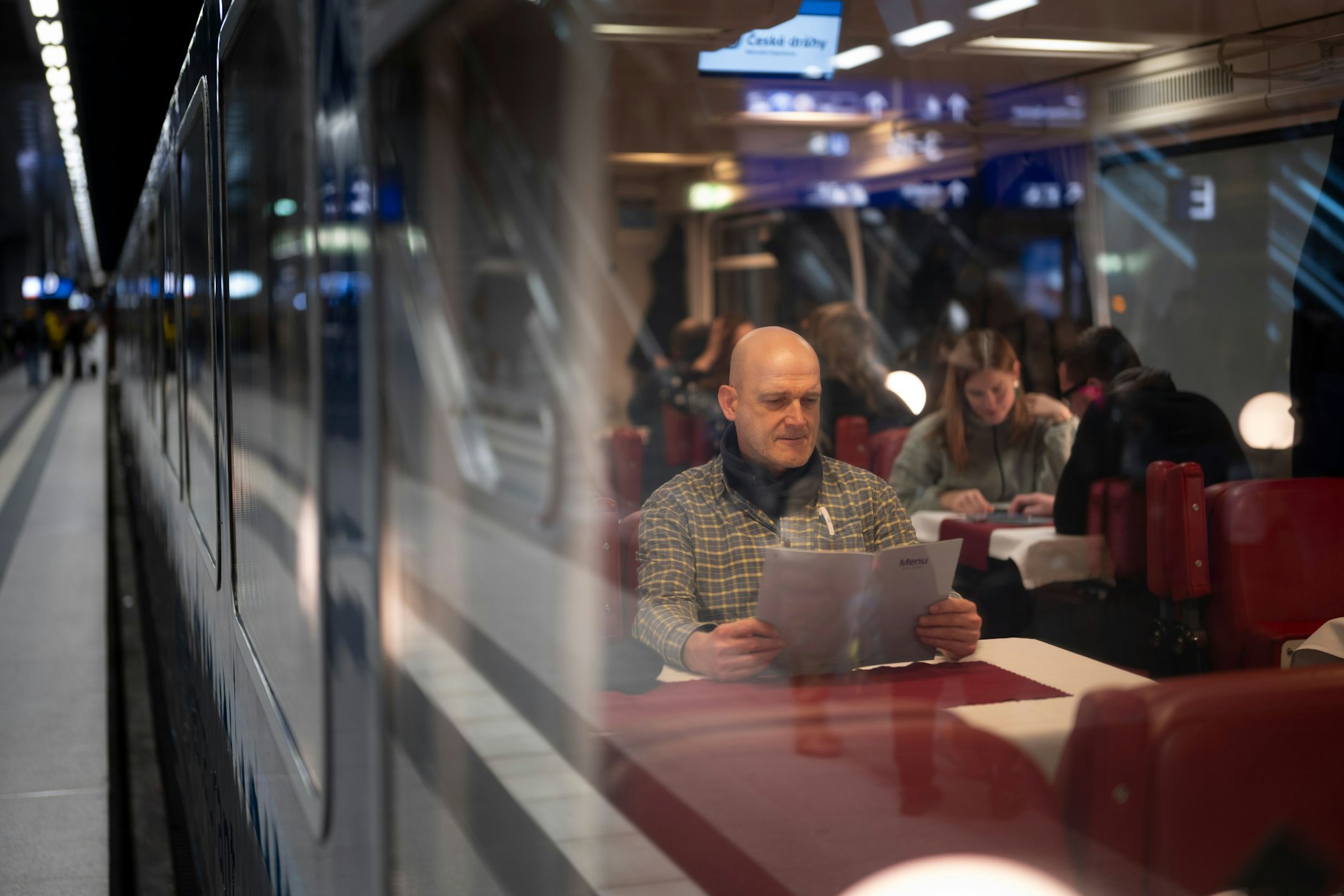 Konzentrierter Blick: Schon vor der Abfahrt in Berlin sucht der Autor in der Speisekarte nach tschechischen Gerichten.