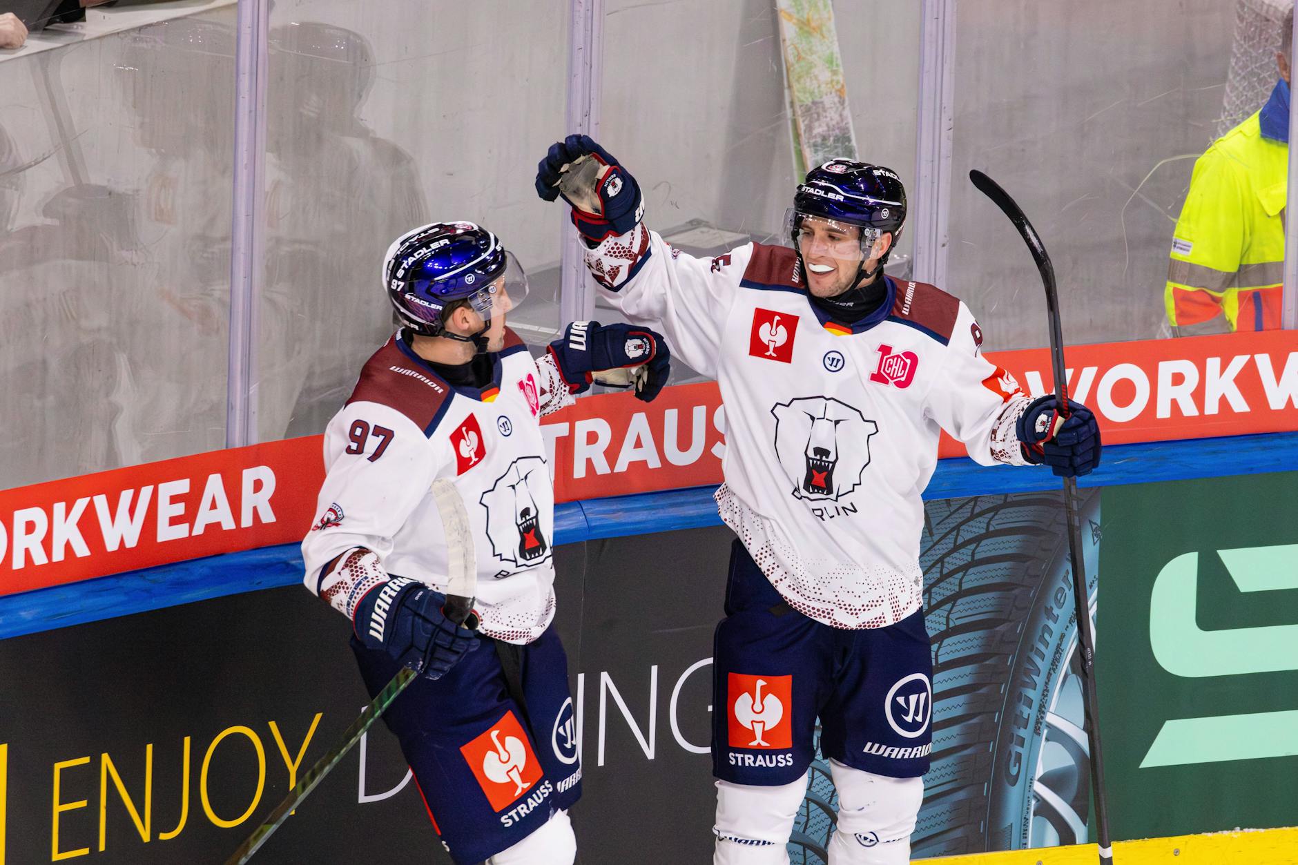Da war die Eisbären-Welt noch so richtig in Ordnung: Frederik Tiffels (r.) feiert mit Gabriel Fontaine sein 3:0.