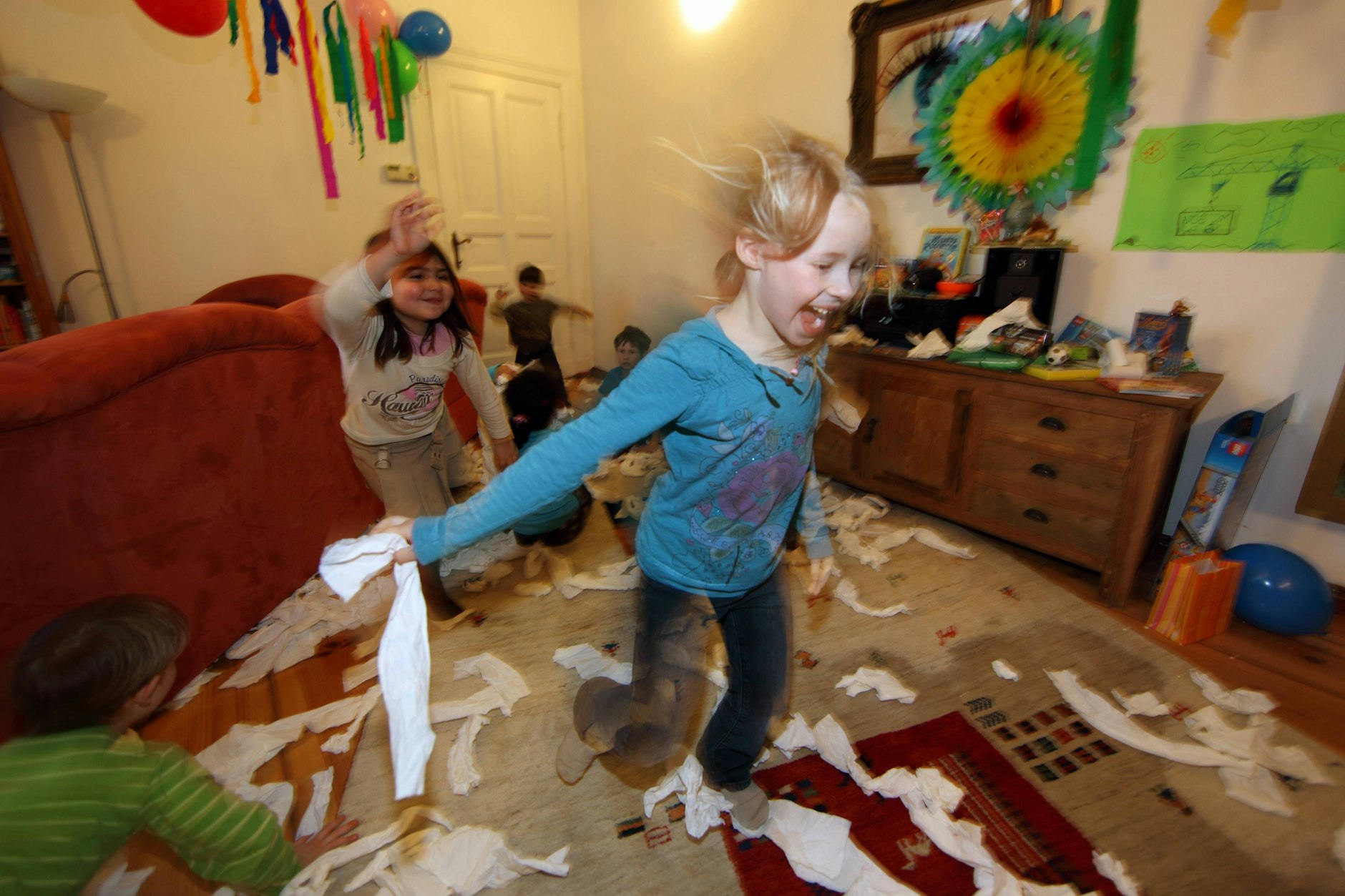 Schön, wenn Kinder fröhlich spielen und durch die Wohnung toben. Für Nachbarn kann das aber nervig sein. Man muss nicht jede Lärmbelästigung durch die Kleinen tolerieren.