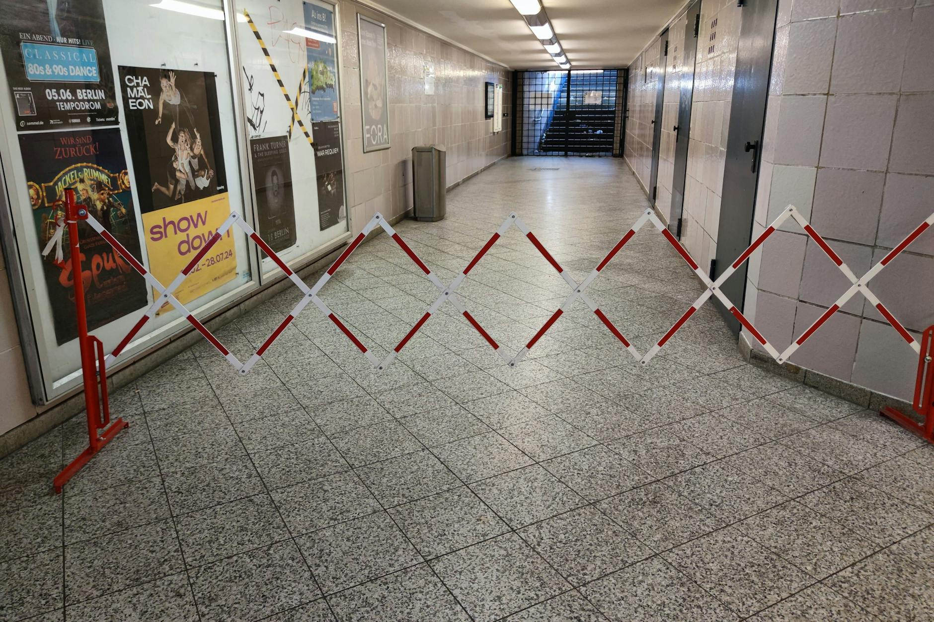 Berlin, 22.06.2024 – Kottbusser Tor: Tatort U-Bahnhof. Ein 26-Jähriger stirbt nach Messerangriff – die Polizei sicherte Spuren, der Bereich blieb abgesperrt. Ermittler gingen von einem Streit im kriminellen Milieu aus.