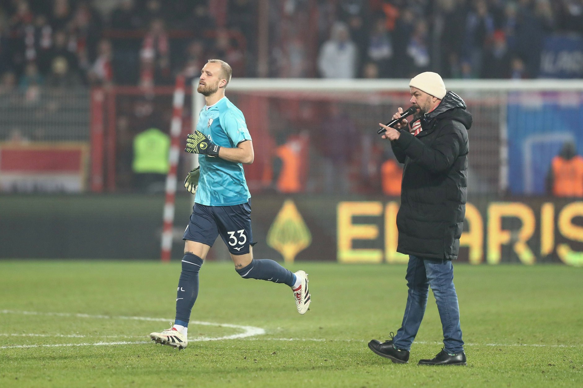 Unions Stadionsprecher Christian Arbeit richtet nach der Unterbrechung im Spiel gegen Bochum deutliche Worte an die Fans des 1. FC Union.