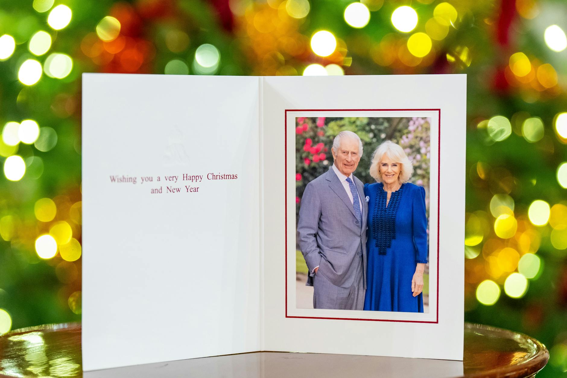 Wenig winterlich: Das Weihnachtskarten-Foto von König Charles III. und Königin Camilla wurde bereits im April aufgenommen.