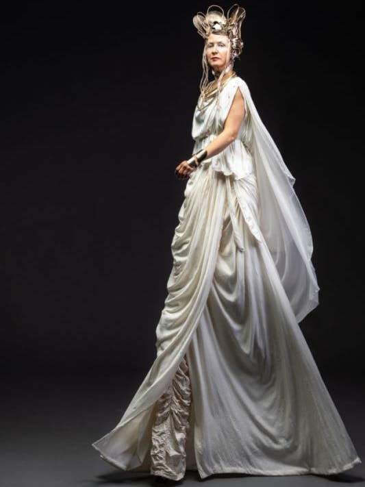 Nina Scholz verkörpert GAIA und führt als mystischer Hauptcharakter durch die Show.