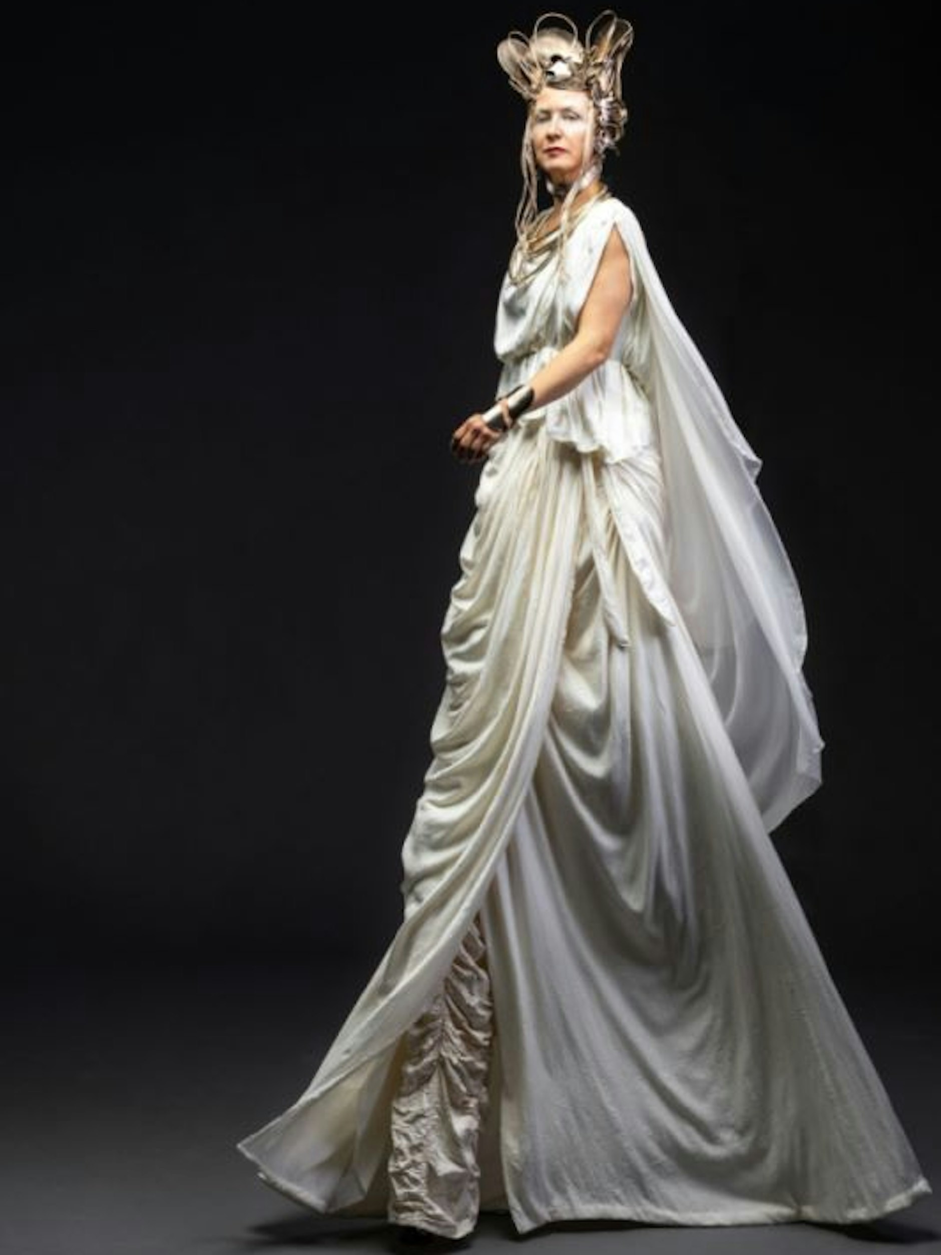 Nina Scholz verkörpert GAIA und führt als mystischer Hauptcharakter durch die Show.