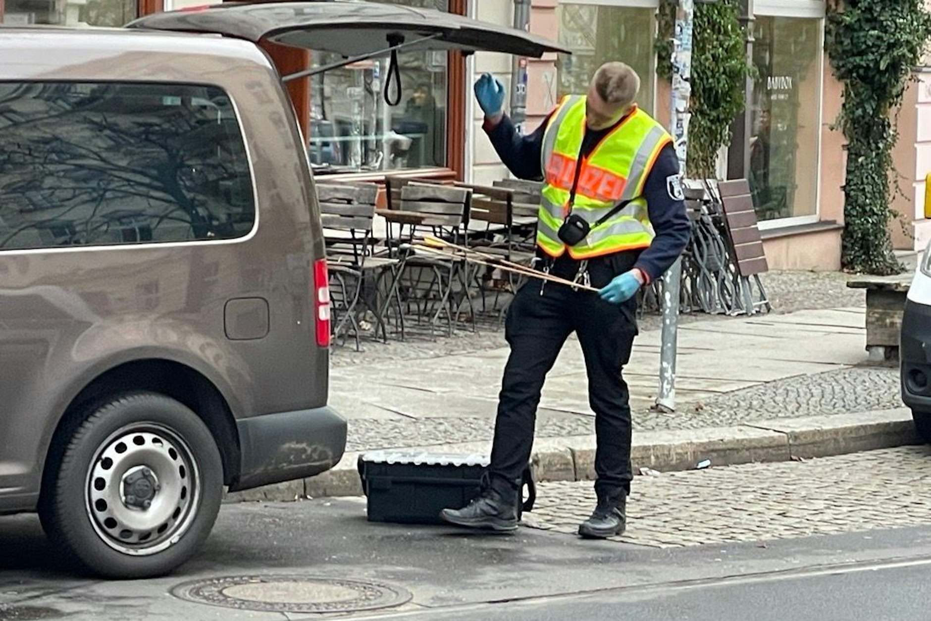 Die Spurensicherung stellt mehrere Pfeile sicher.