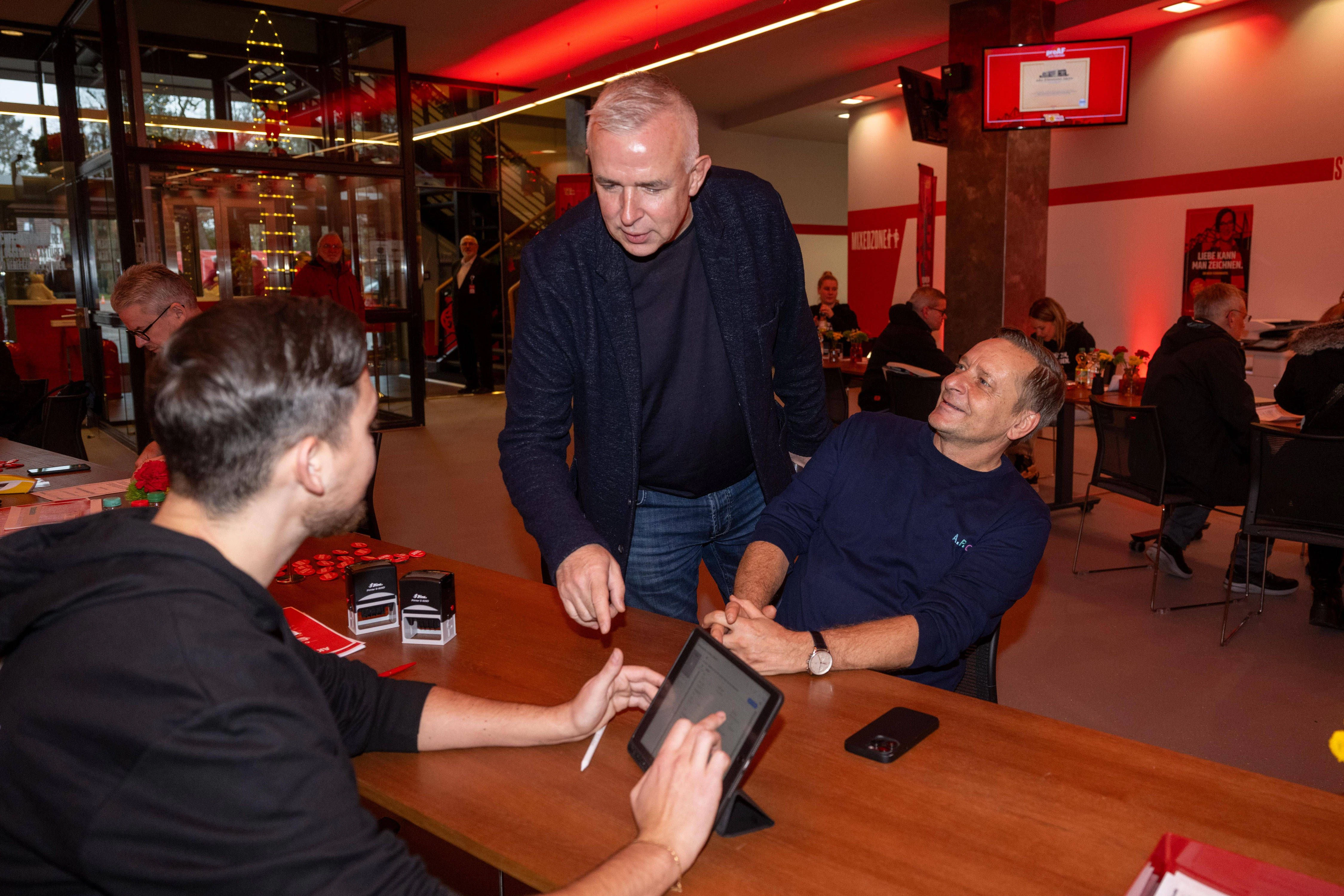 Dirk Zingler (60) erkundigt sich, wie viele Aktien Union-Manager Horst Heldt (55) sich zulegte. Es war die Maximal-Menge von zehn Stück.